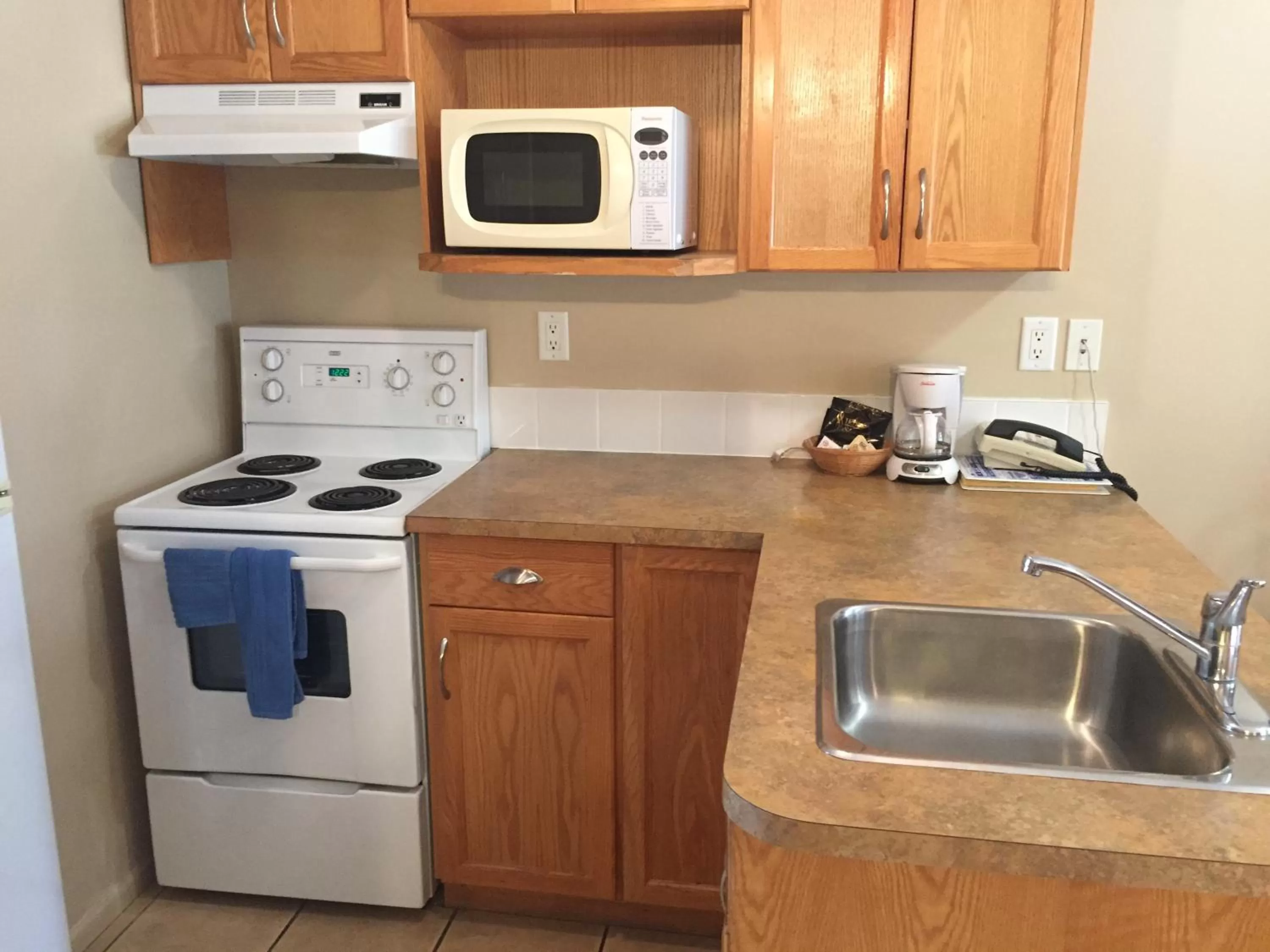 Kitchen or kitchenette in Avalon Inn