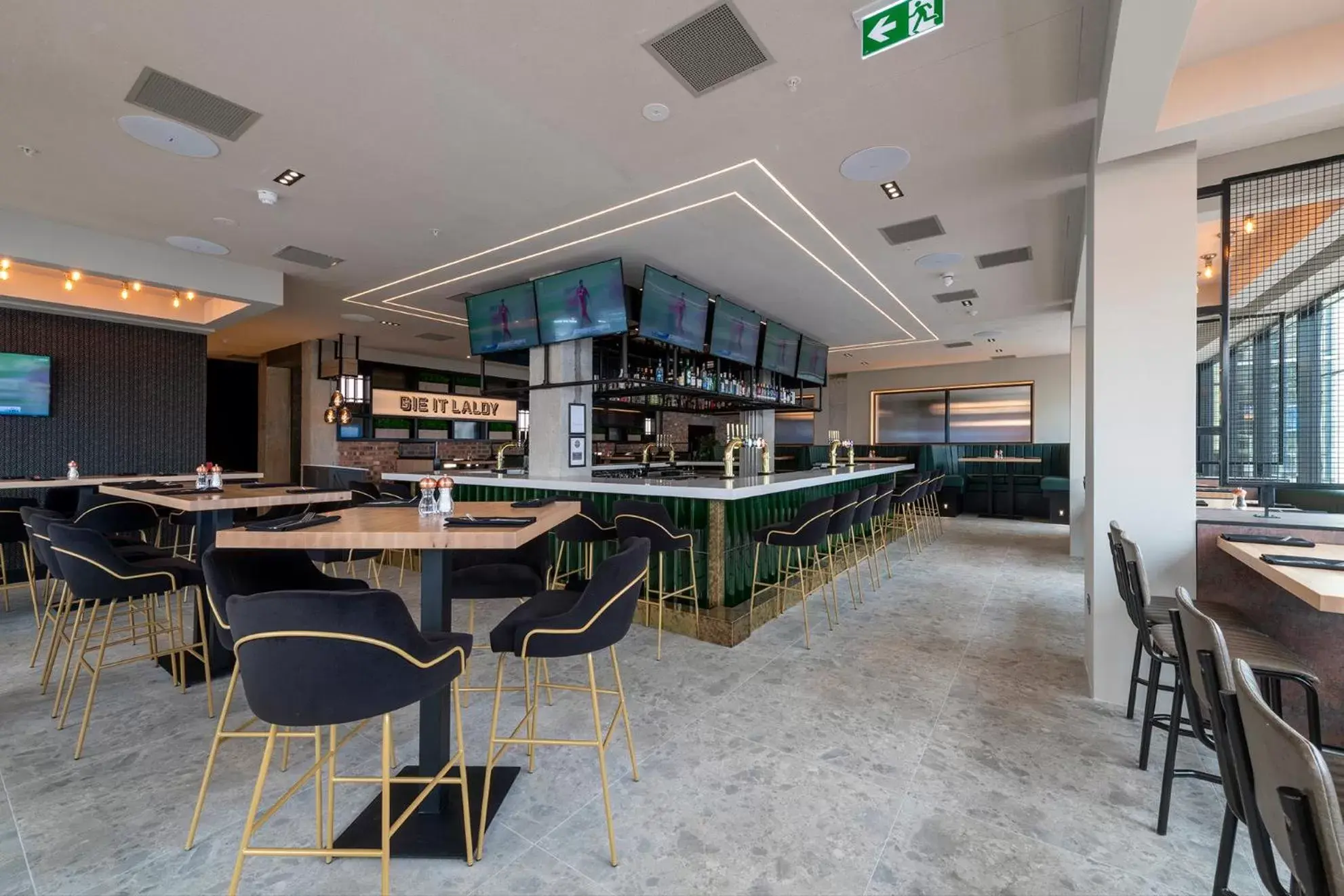 Lounge or bar, Restaurant/Places to Eat in Sandman Signature Glasgow Hotel