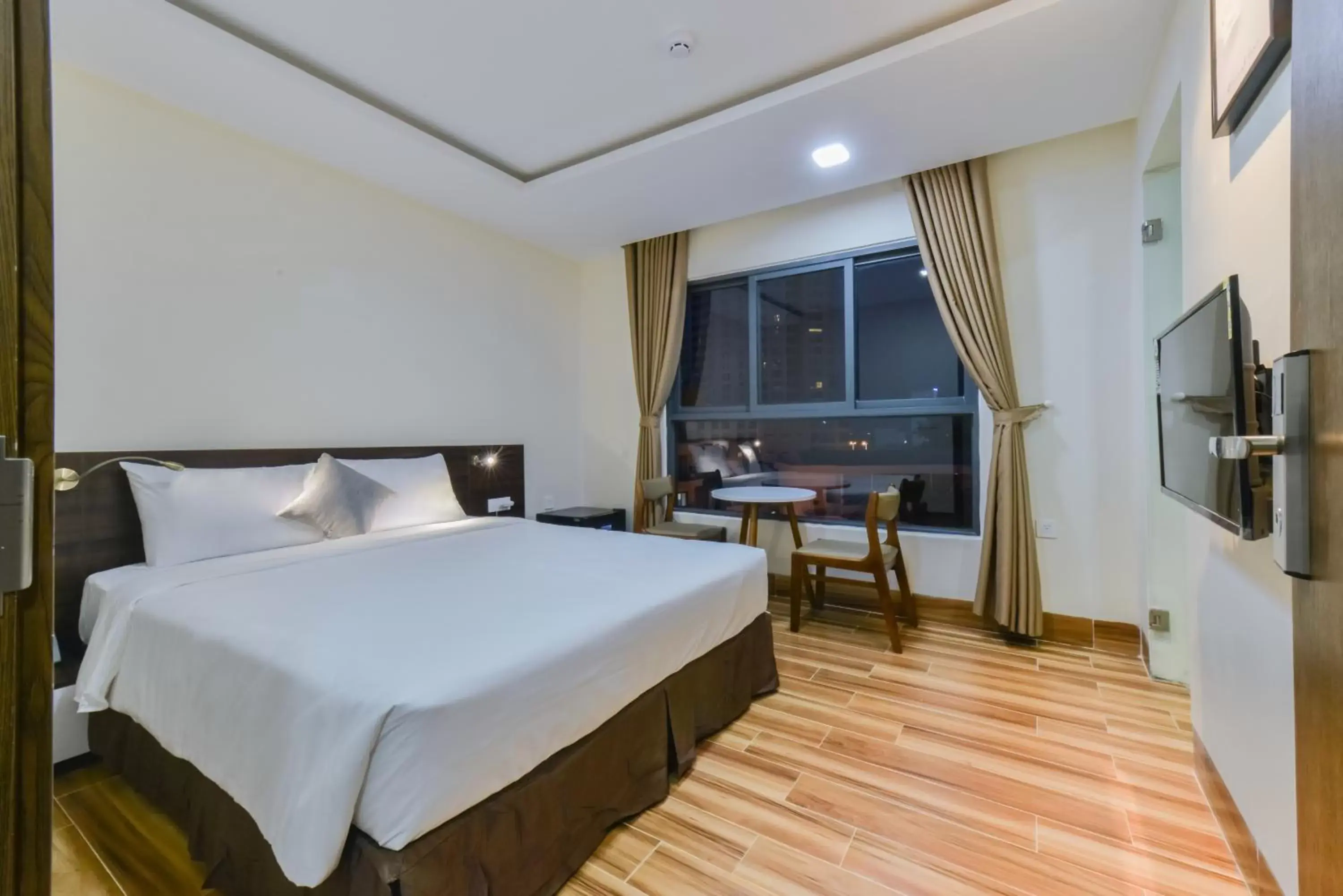 Deluxe Double Room in Yen Vang Hotel & Apartment Nha Trang Deluxe Double Room in Yen Vang Hotel & Apartment Nha Trang