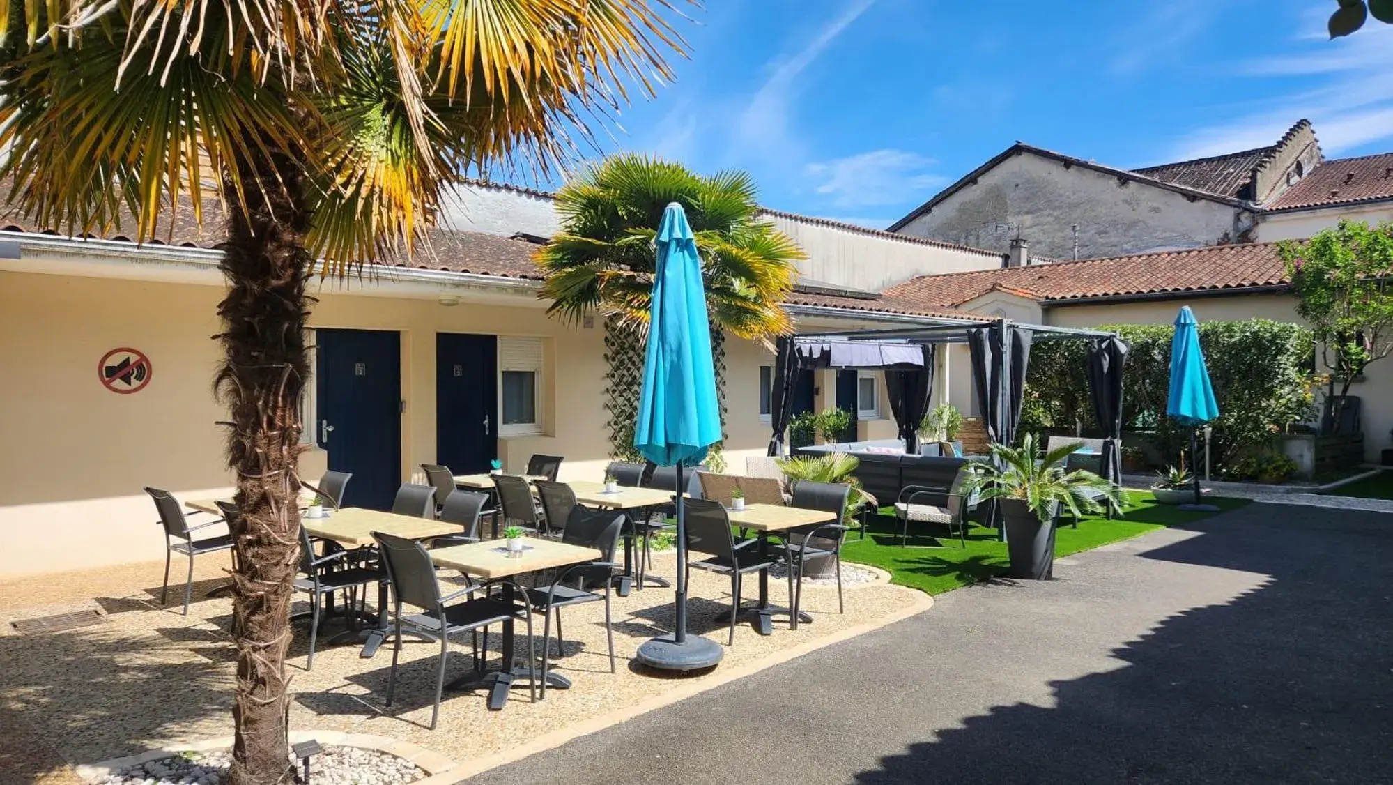 Patio in Cit'Hotel Le Cheval Blanc