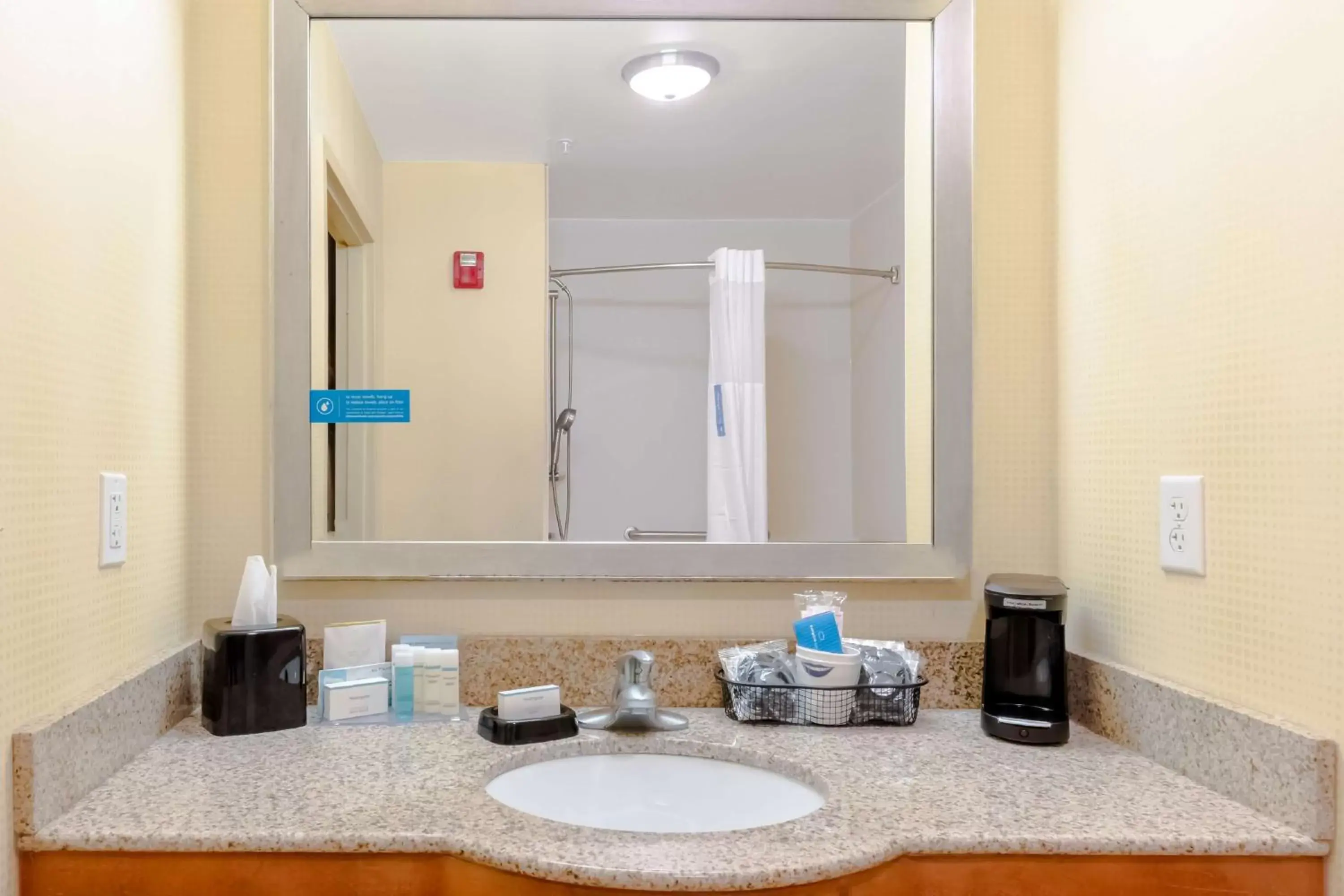 Bathroom in Hampton Inn Ringgold-Ft. Oglethorpe Bathroom in Hampton Inn Ringgold-Ft. Oglethorpe