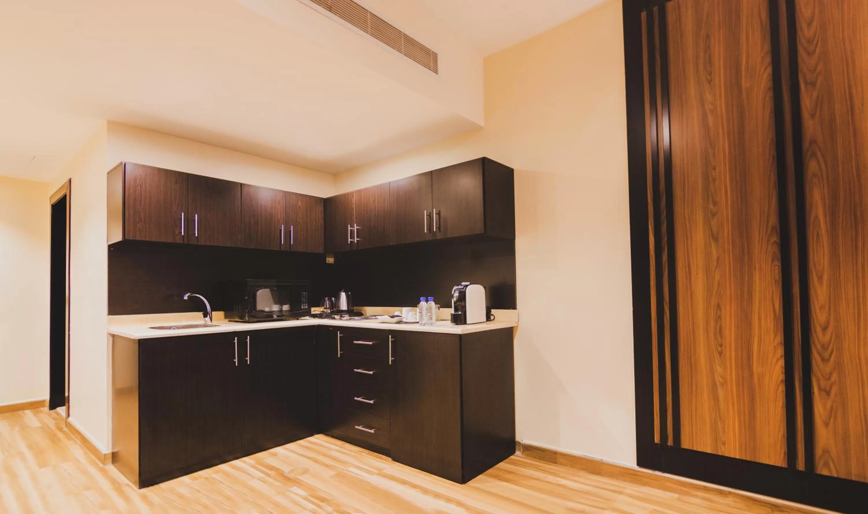 oven in Golden Ship Hotel