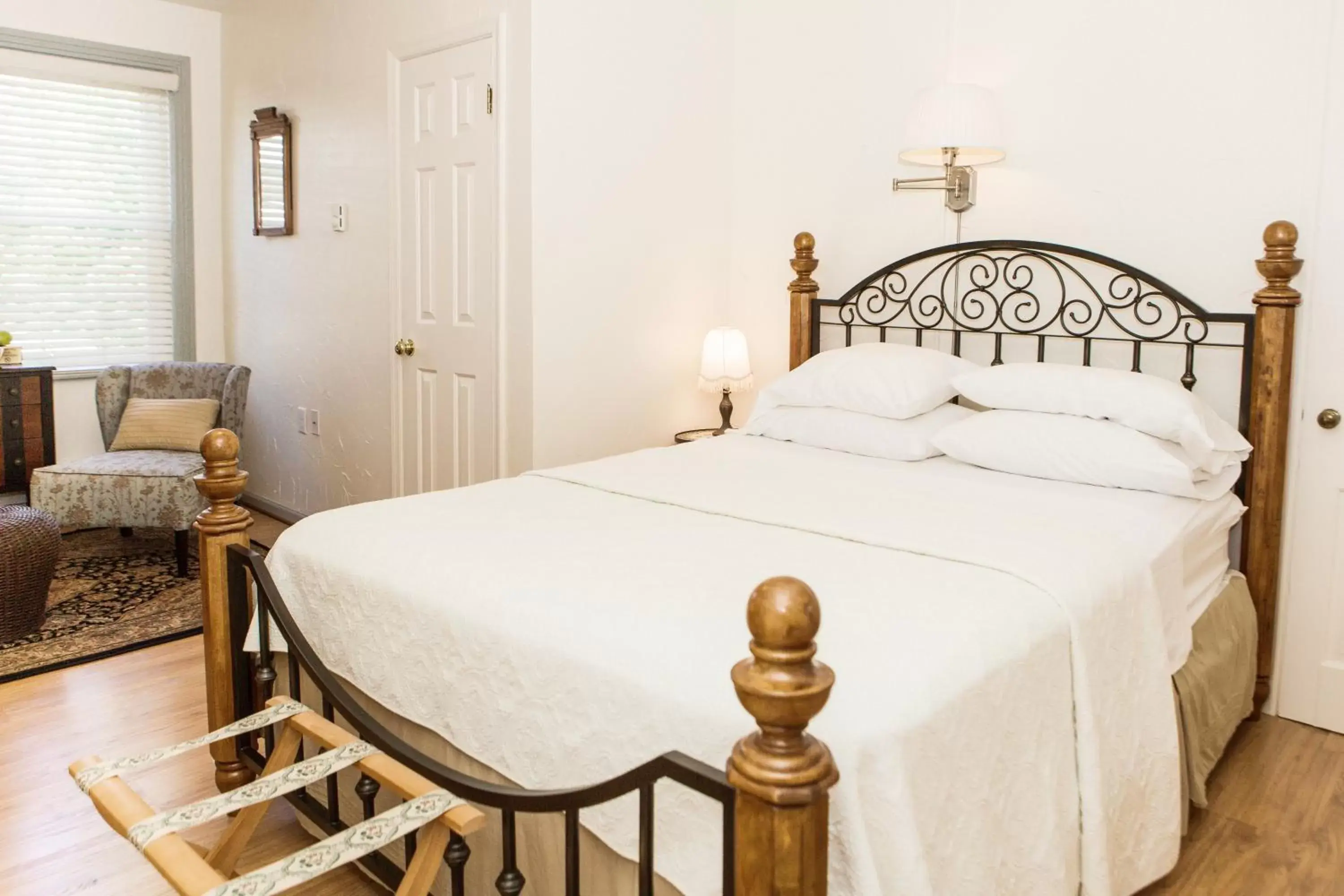 Bedroom, Bed in James Buchanan Hotel, Trademark Collection by Wyndham Bedroom, Bed in James Buchanan Hotel, Trademark Collection by Wyndham