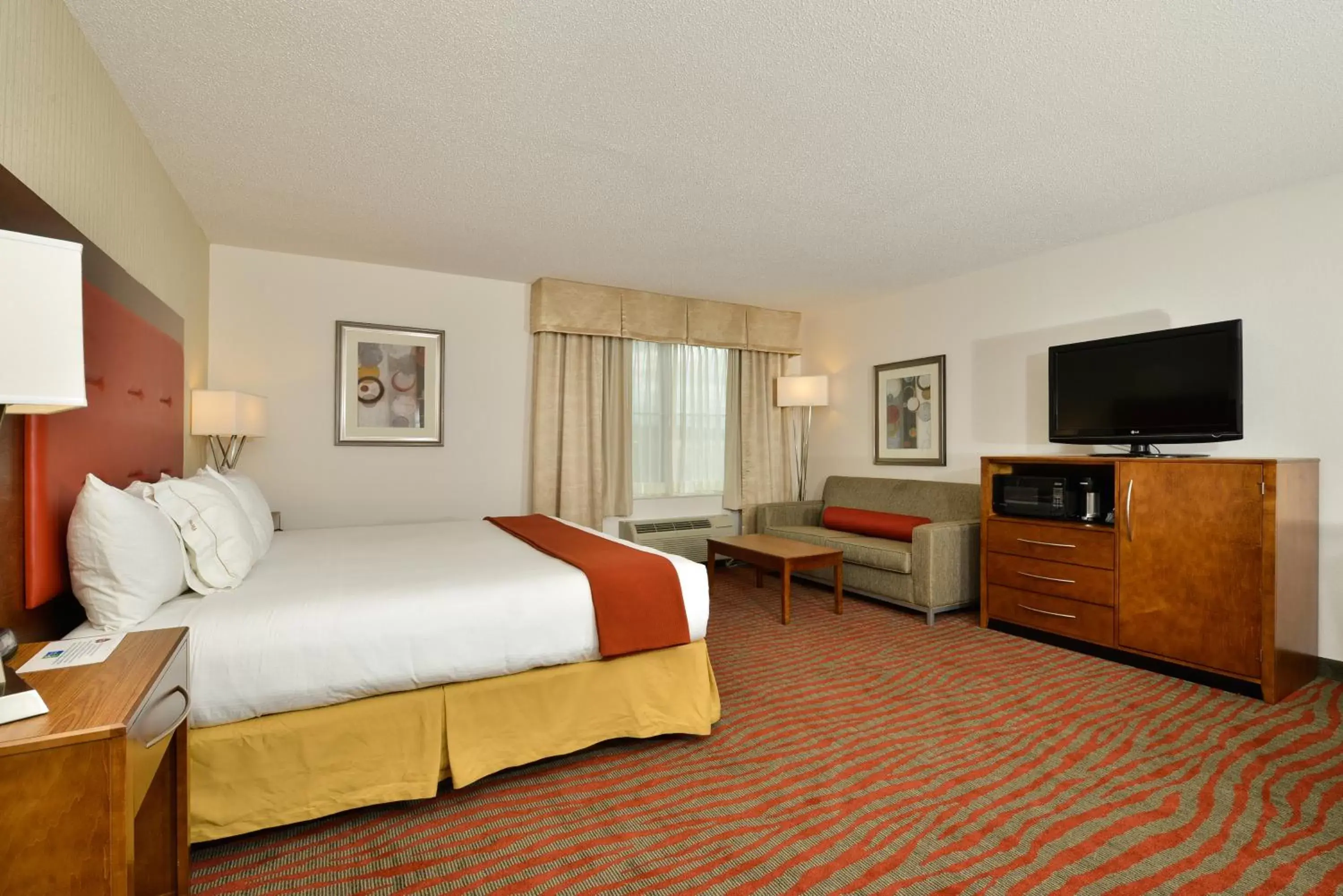 Photo of the whole room, TV/Entertainment Center in Holiday Inn Express Boston/Milford Hotel, an IHG Hotel