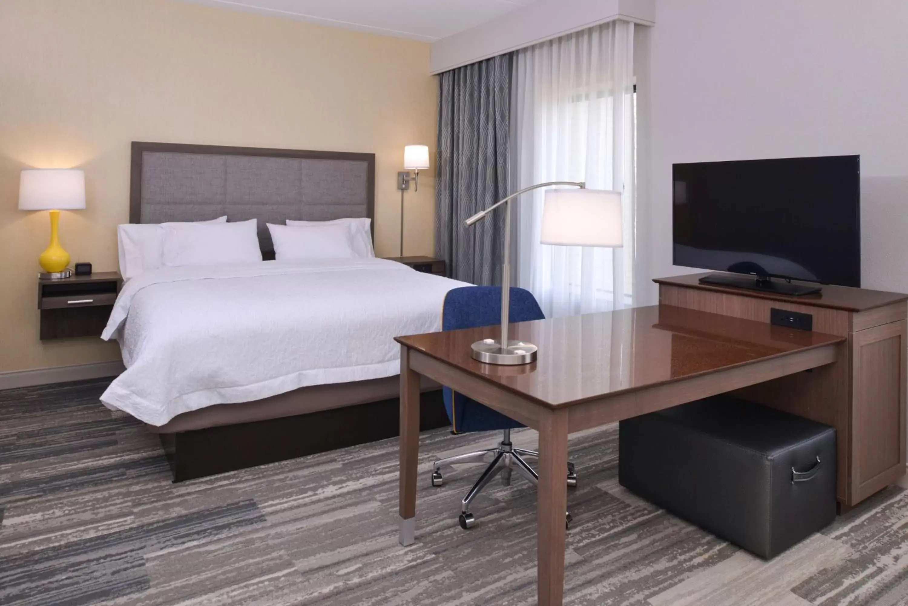 Bed in Hampton Inn & Suites Cincinnati-Mason, Ohio