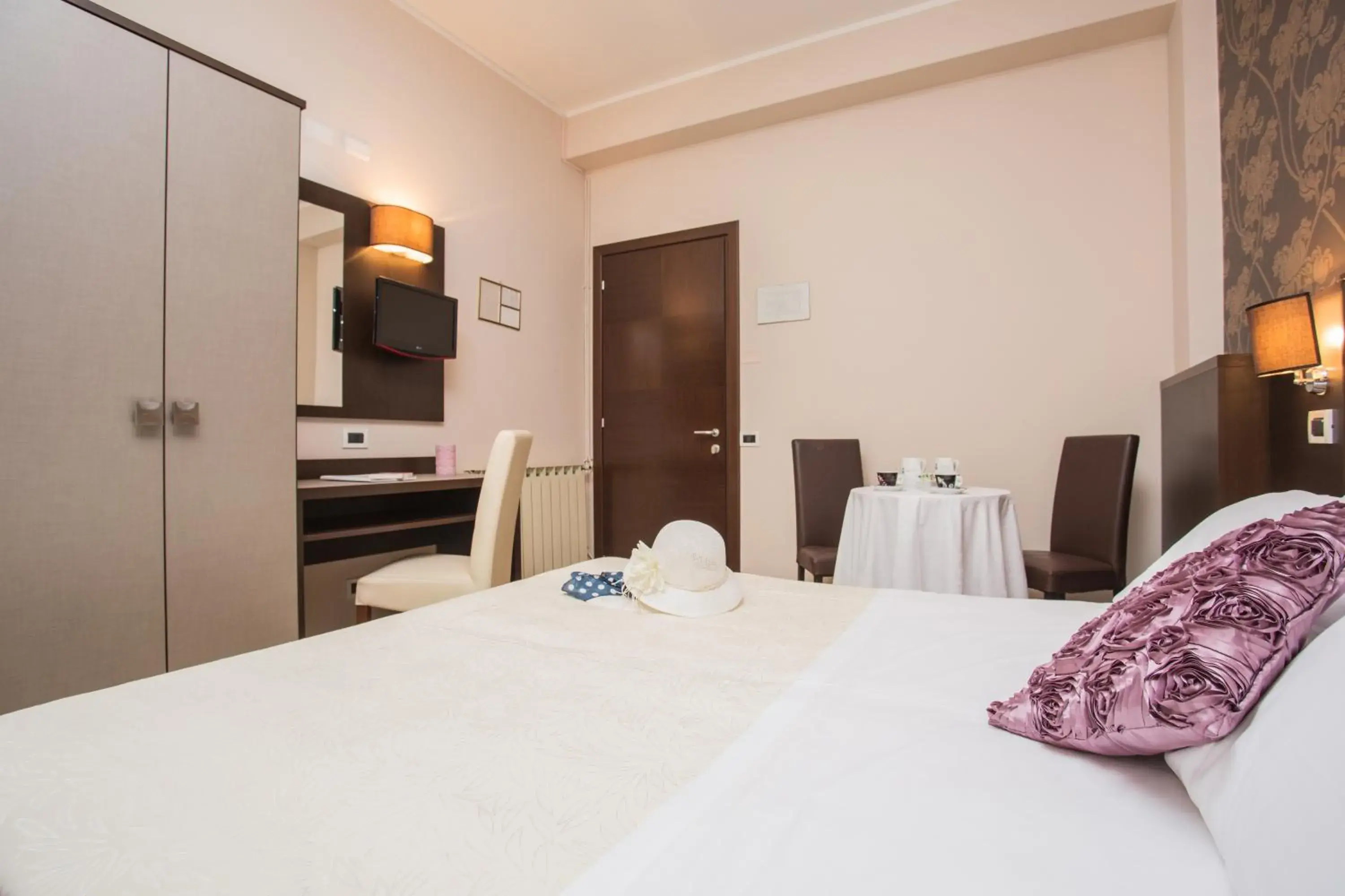 Photo of the whole room, Room Photo in Hotel Lalla & Villa Orly Beauty & Relax