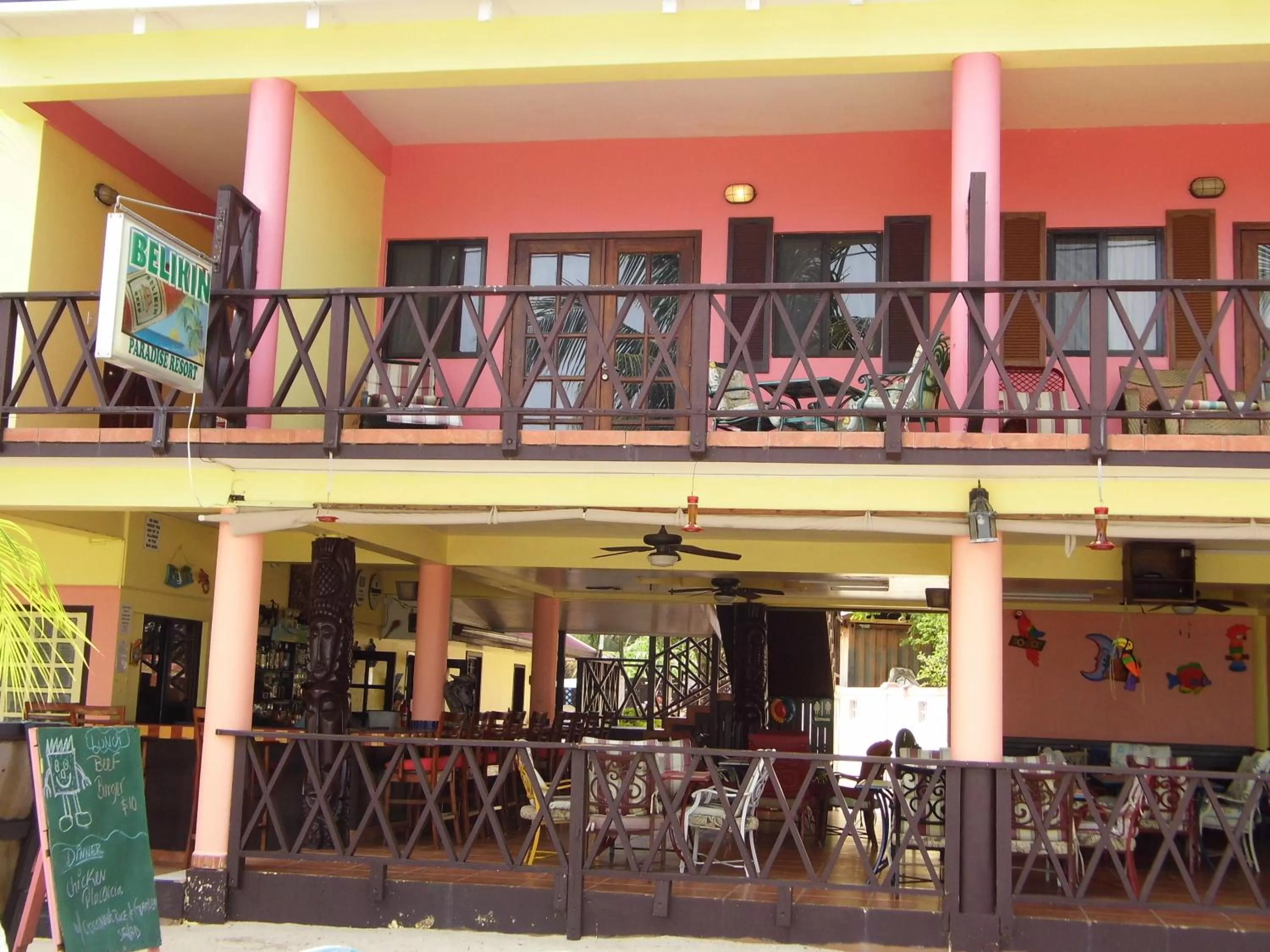 Restaurant/places to eat in Alan's Paradise Hotel