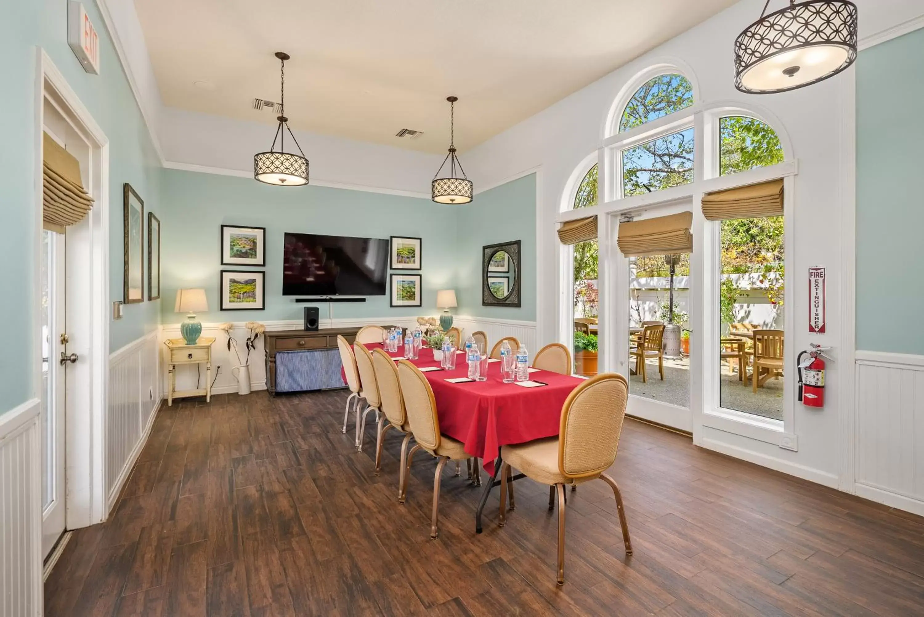 Meeting/conference room, Dining Area in Apple Farm Inn