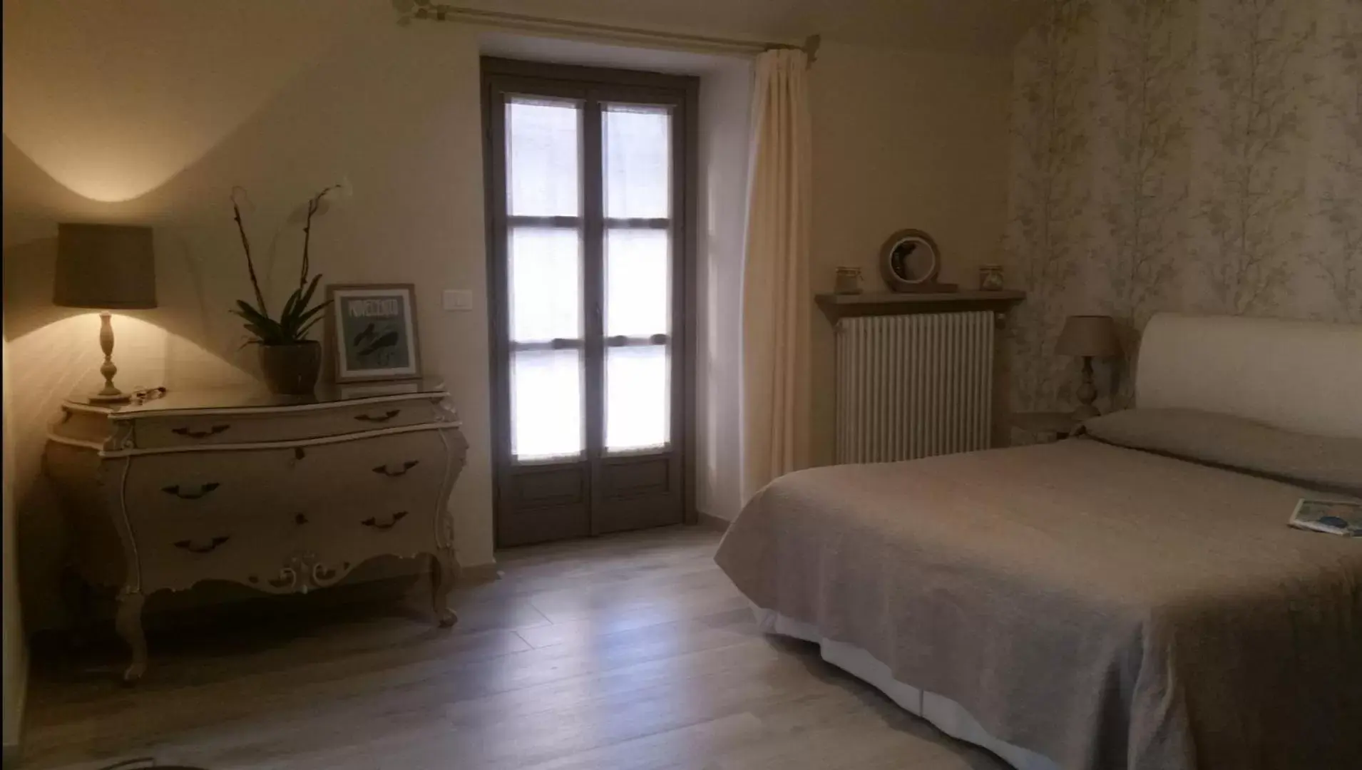 Photo of the whole room, Bed in Novecento Charming Room