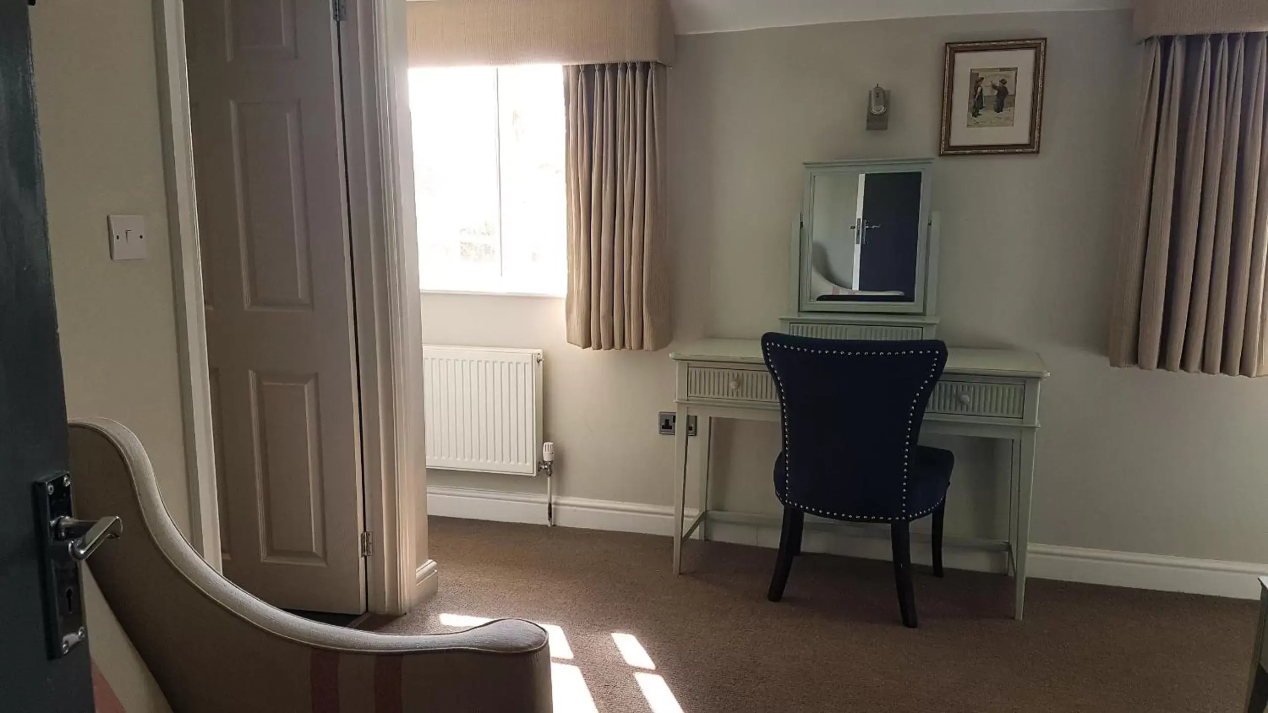 Bedroom, Seating Area in The Royal Oak Duddington