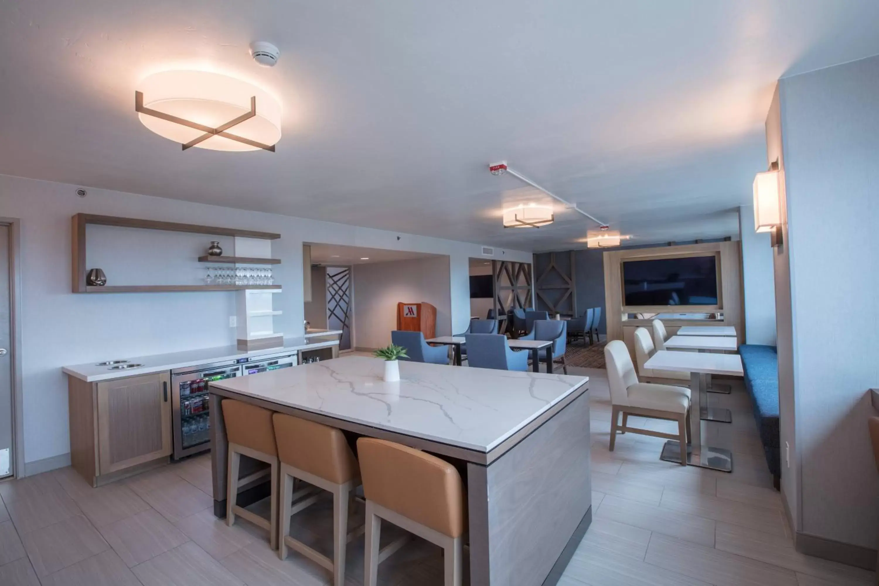 Lounge or bar, Kitchen/Kitchenette in Bakersfield Marriott at the Convention Center