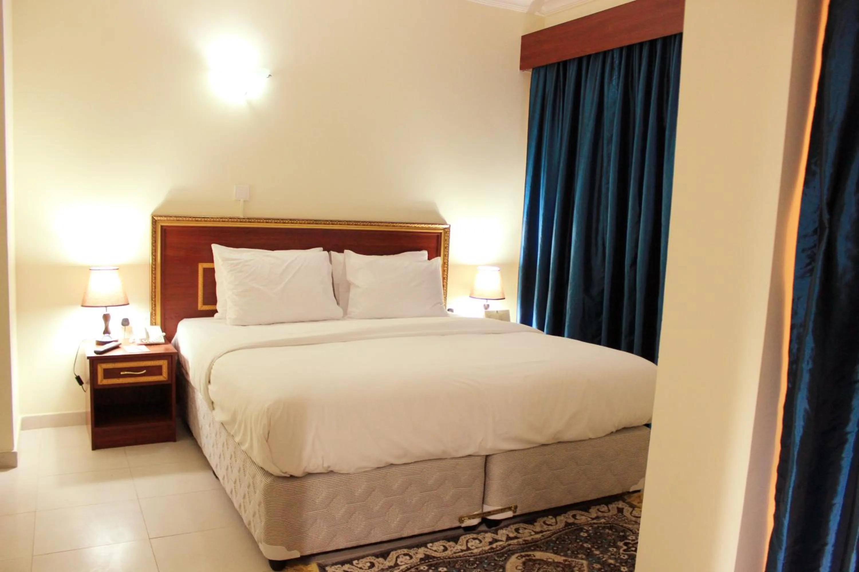 Bedroom, Bed in Montreal Naif Hotel