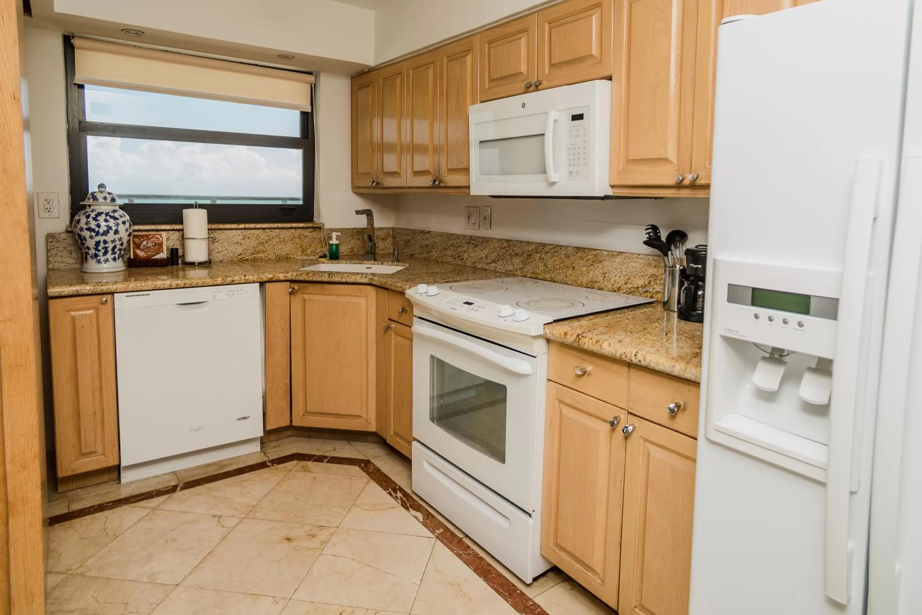 Kitchen or kitchenette, Kitchen/Kitchenette in The Alexander Beach Residences
