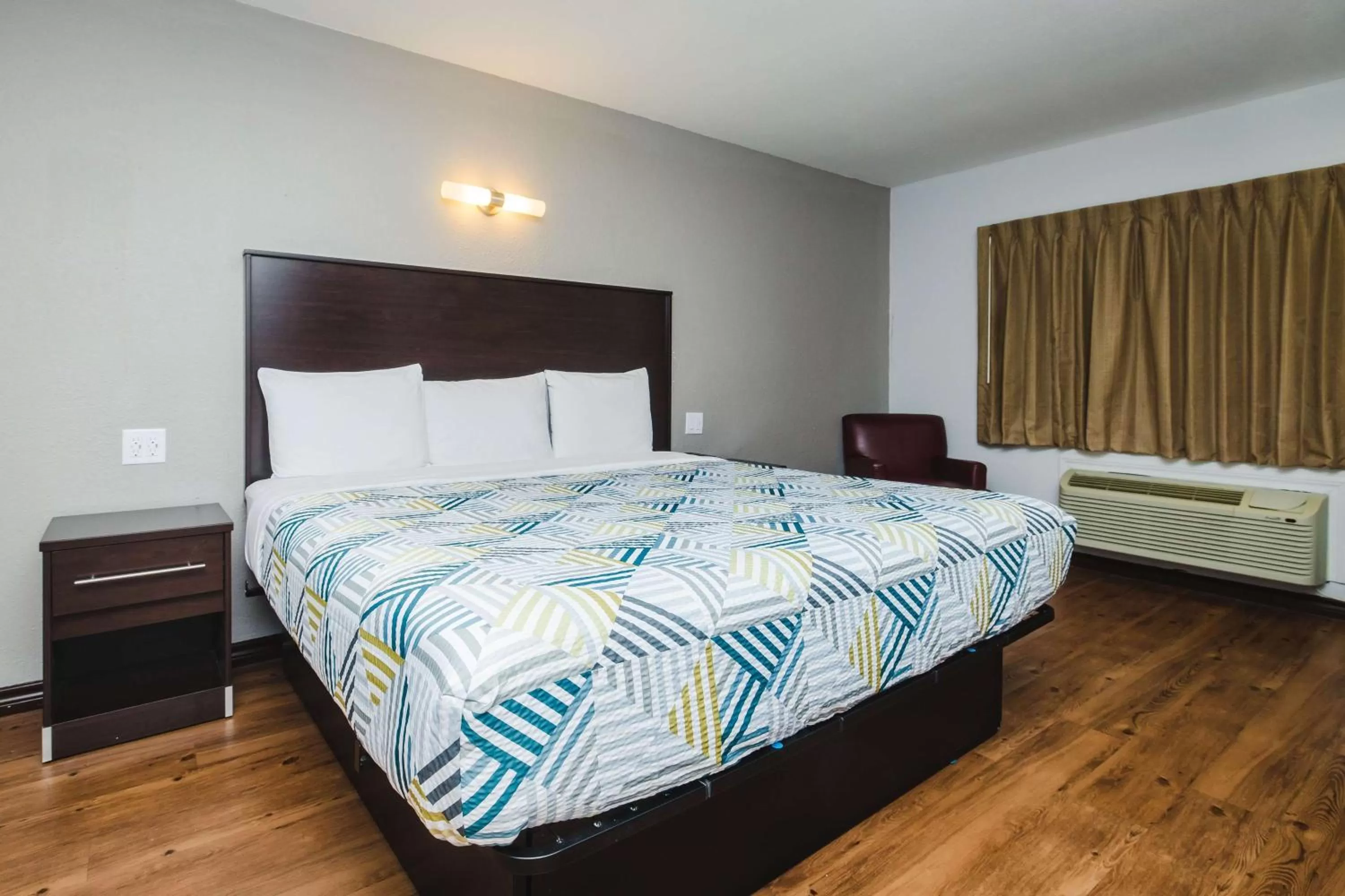 Bed in Studio 6 Channelview TX Baytown West