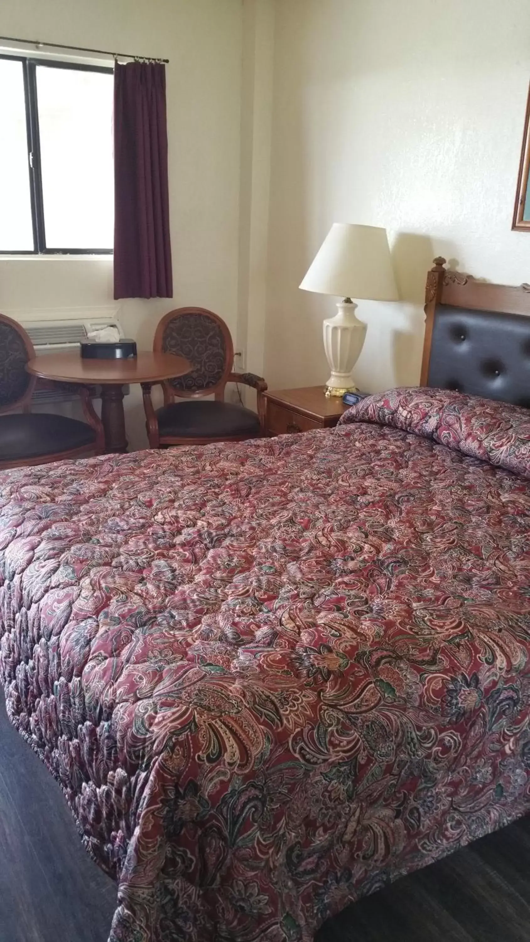 Photo of the whole room, Bed in Ontario Inn