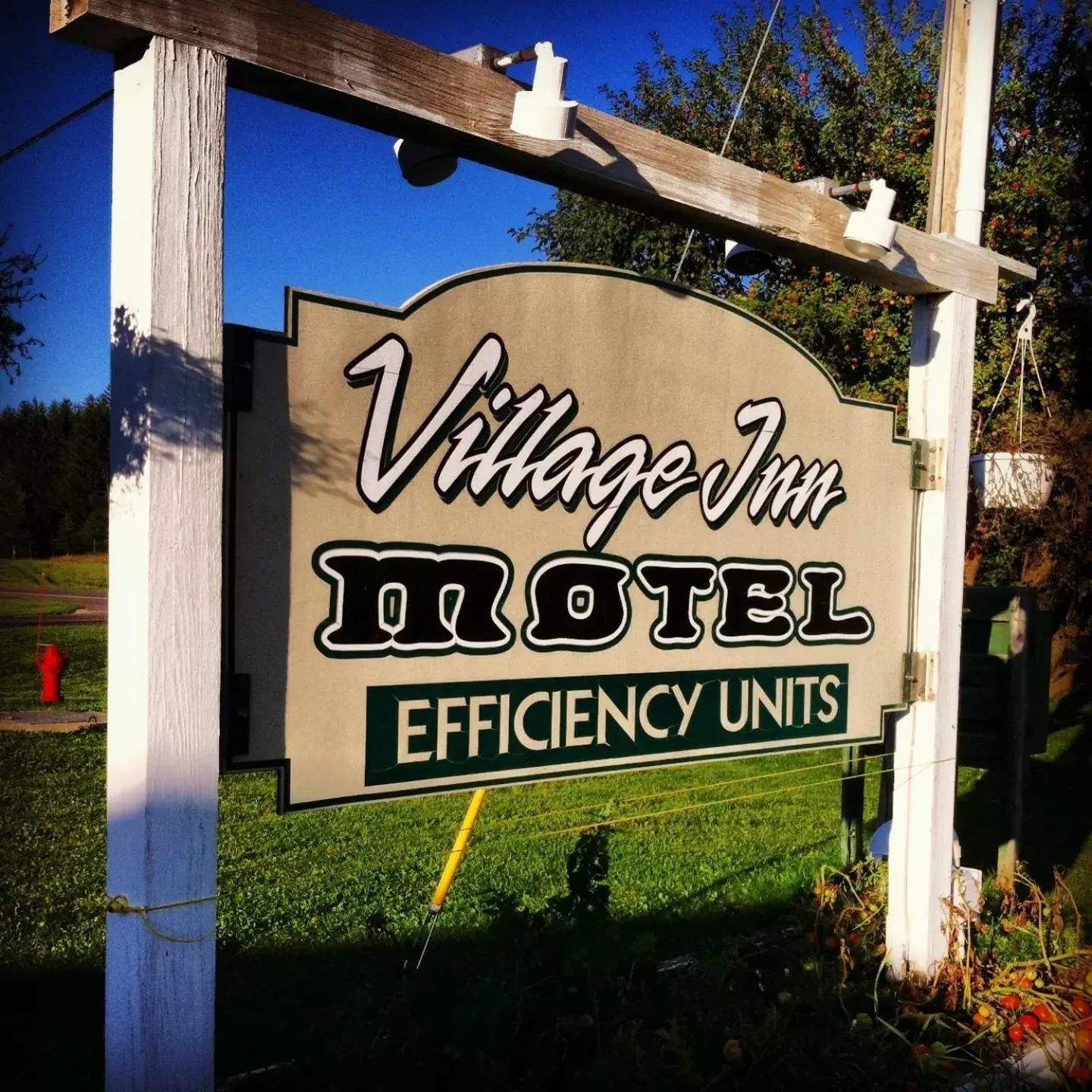 Facade/entrance in Village Inn Motel