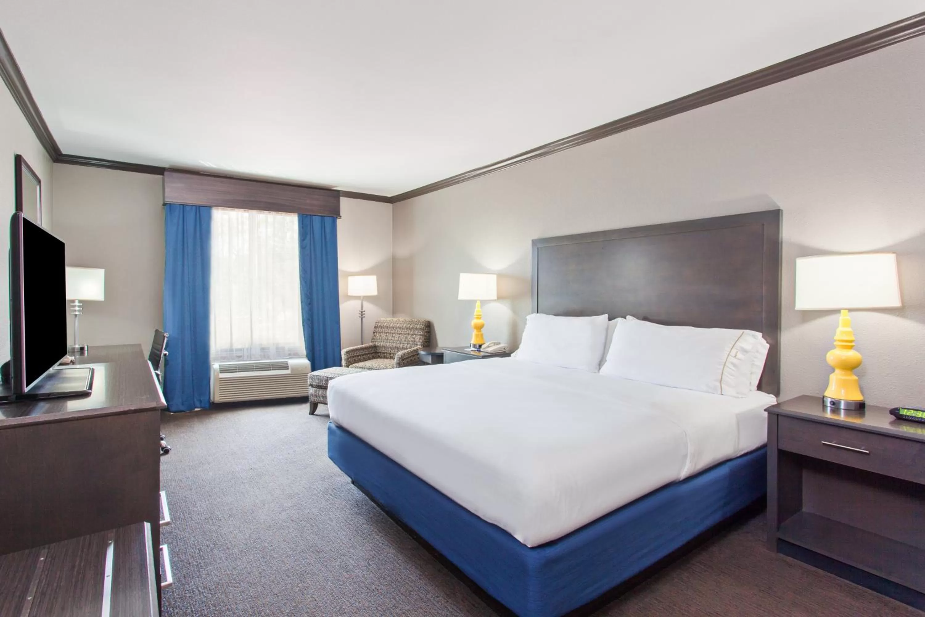 Photo of the whole room, Bed in Holiday Inn Express & Suites Wharton by IHG