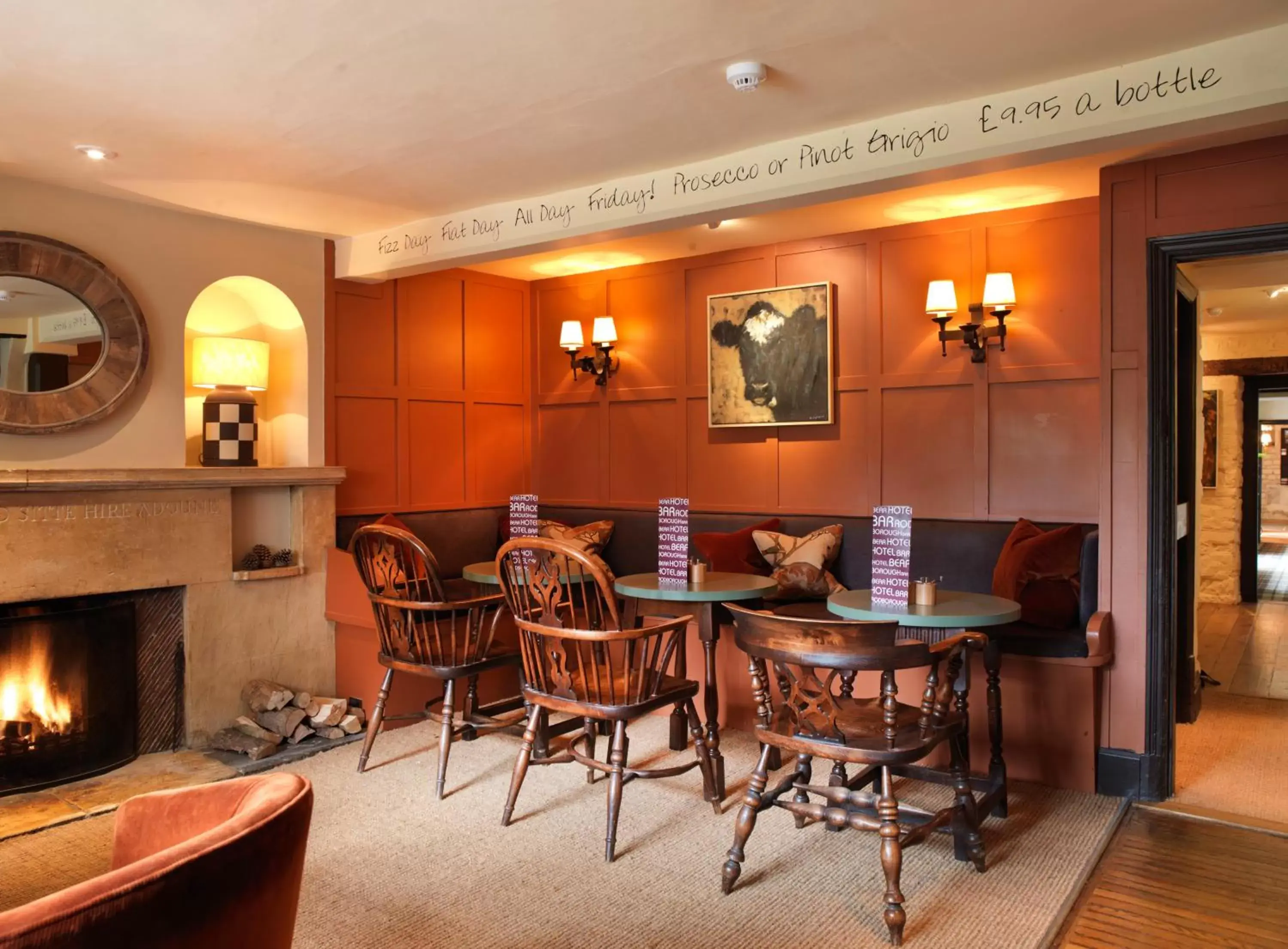 Lounge or bar, Restaurant/Places to Eat in The Bear Of Rodborough Hotel