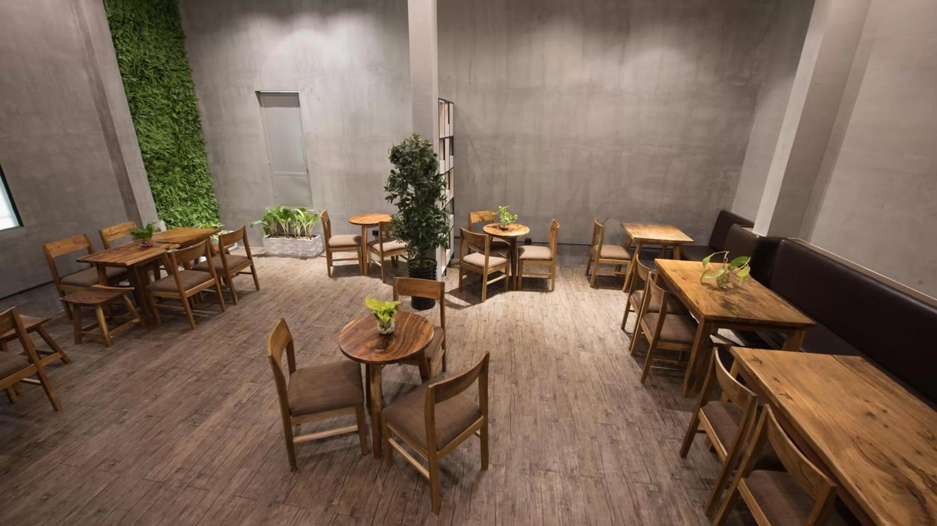 Restaurant/places to eat in Homesyn Hotel