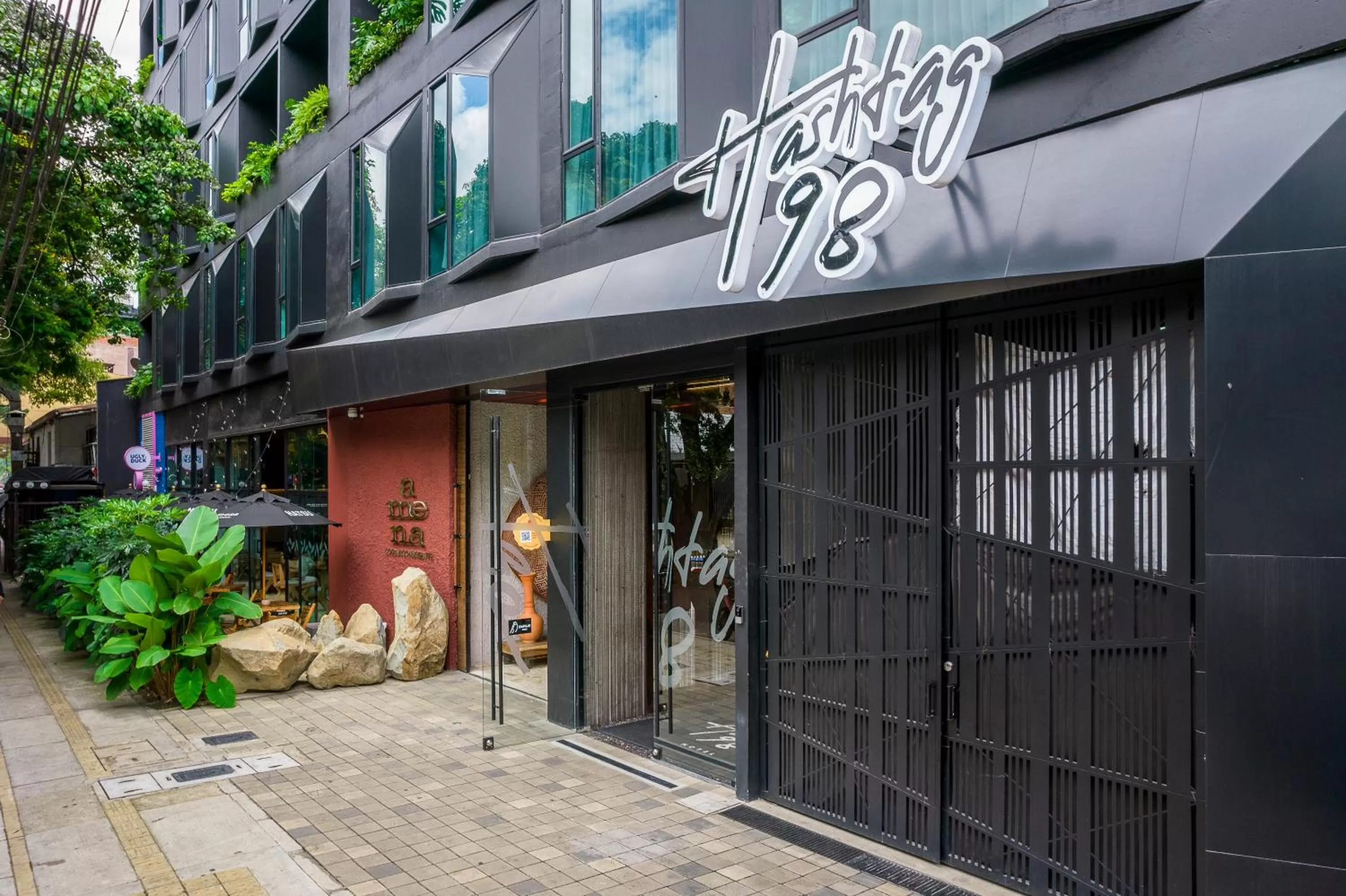 Restaurant/places to eat in Hashtag 98 Hotel By Jalo