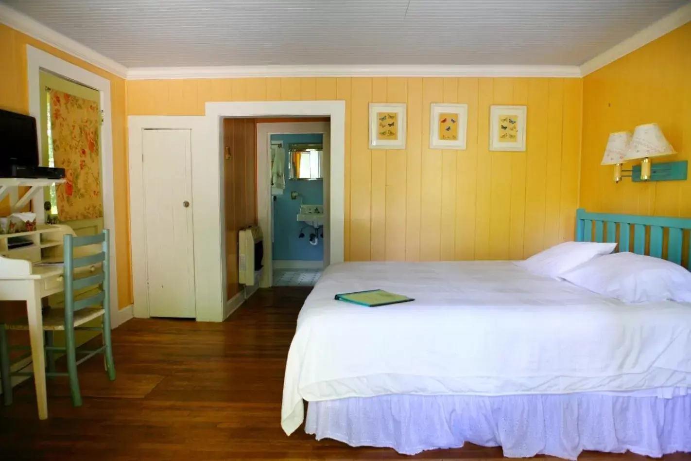 Photo of the whole room, Bed in The Pines Cottages