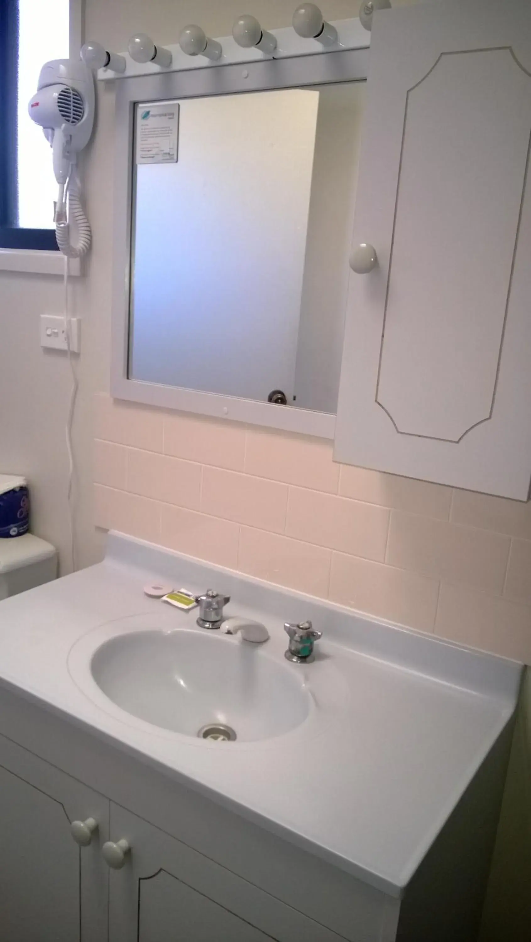 Bathroom in Canberra Carotel Motel