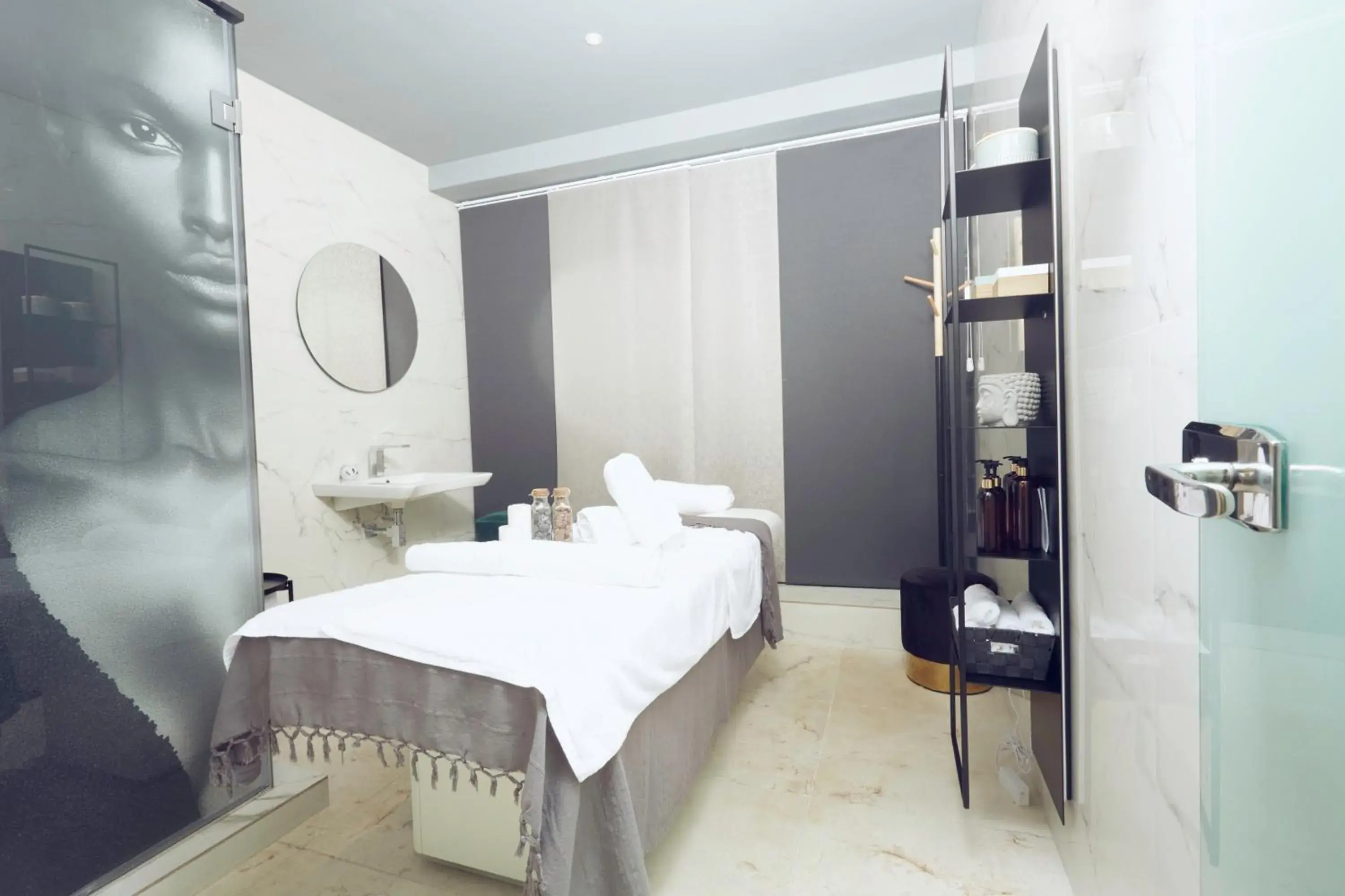 Spa and wellness centre/facilities, Bed in Number One Oxford Street Hotel & Suites