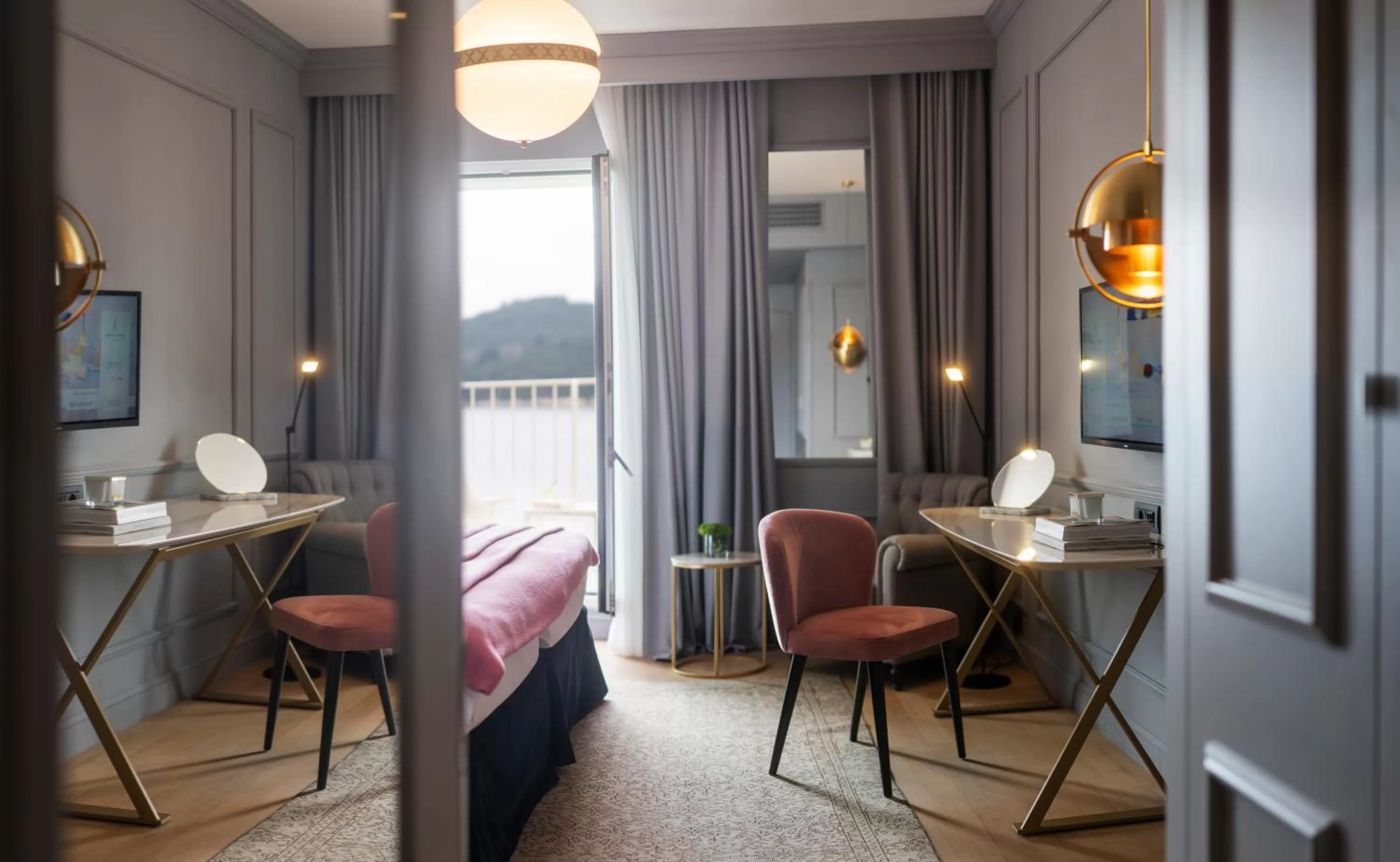 Seating area, Bed in Hotel Excelsior