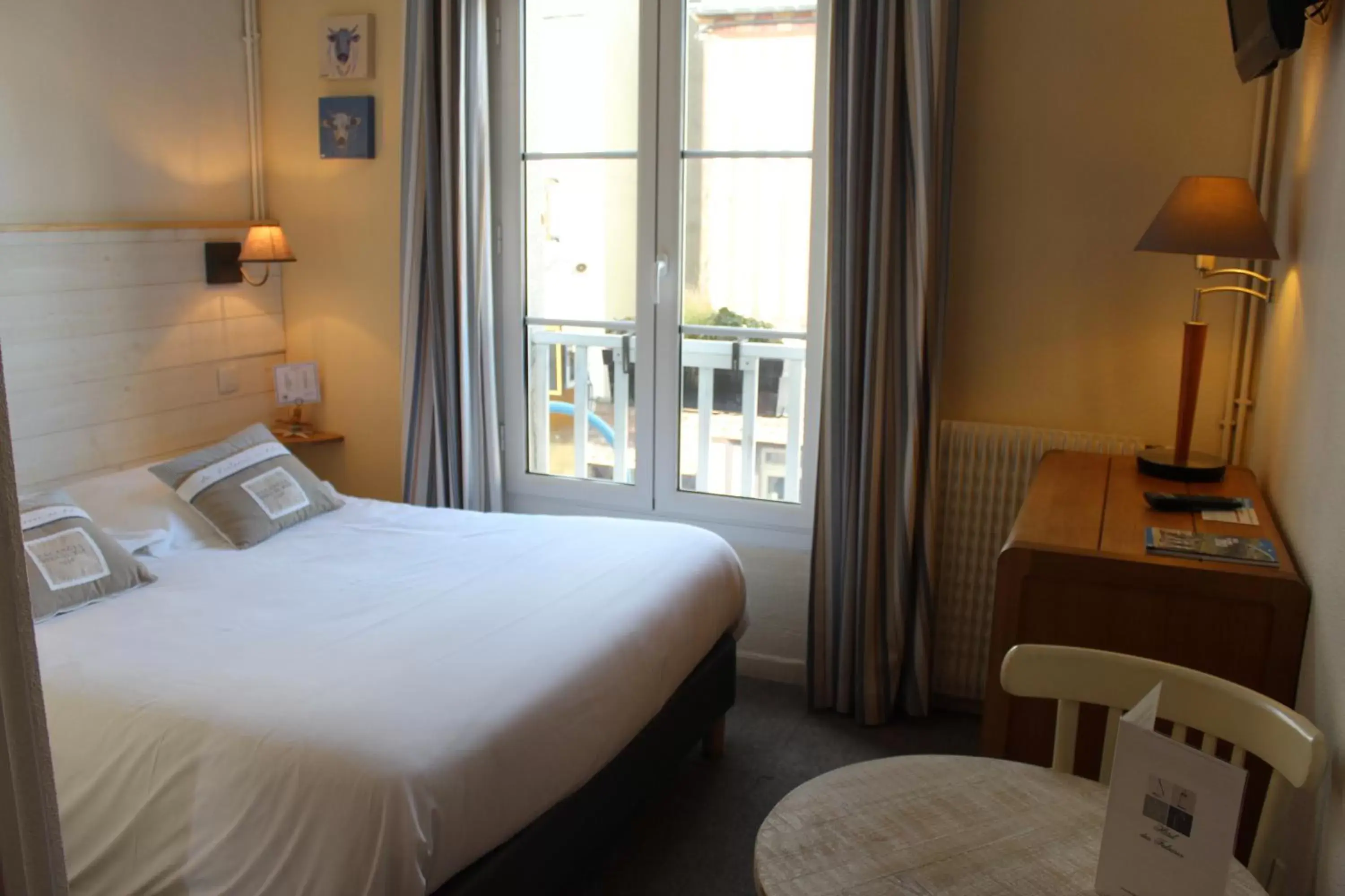 Photo of the whole room, Bed in Hotel Des Falaises