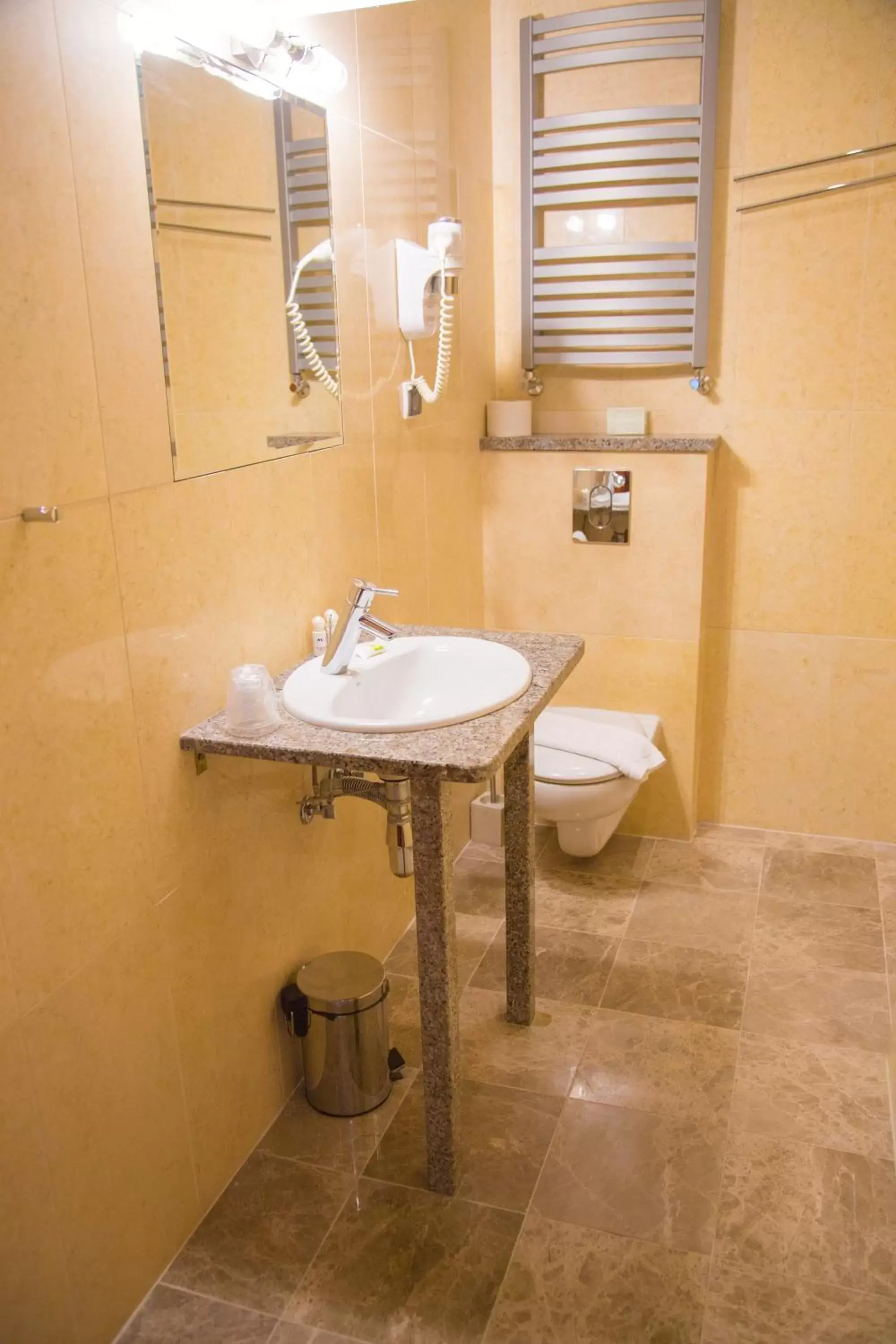 Bathroom in Hotel Atol