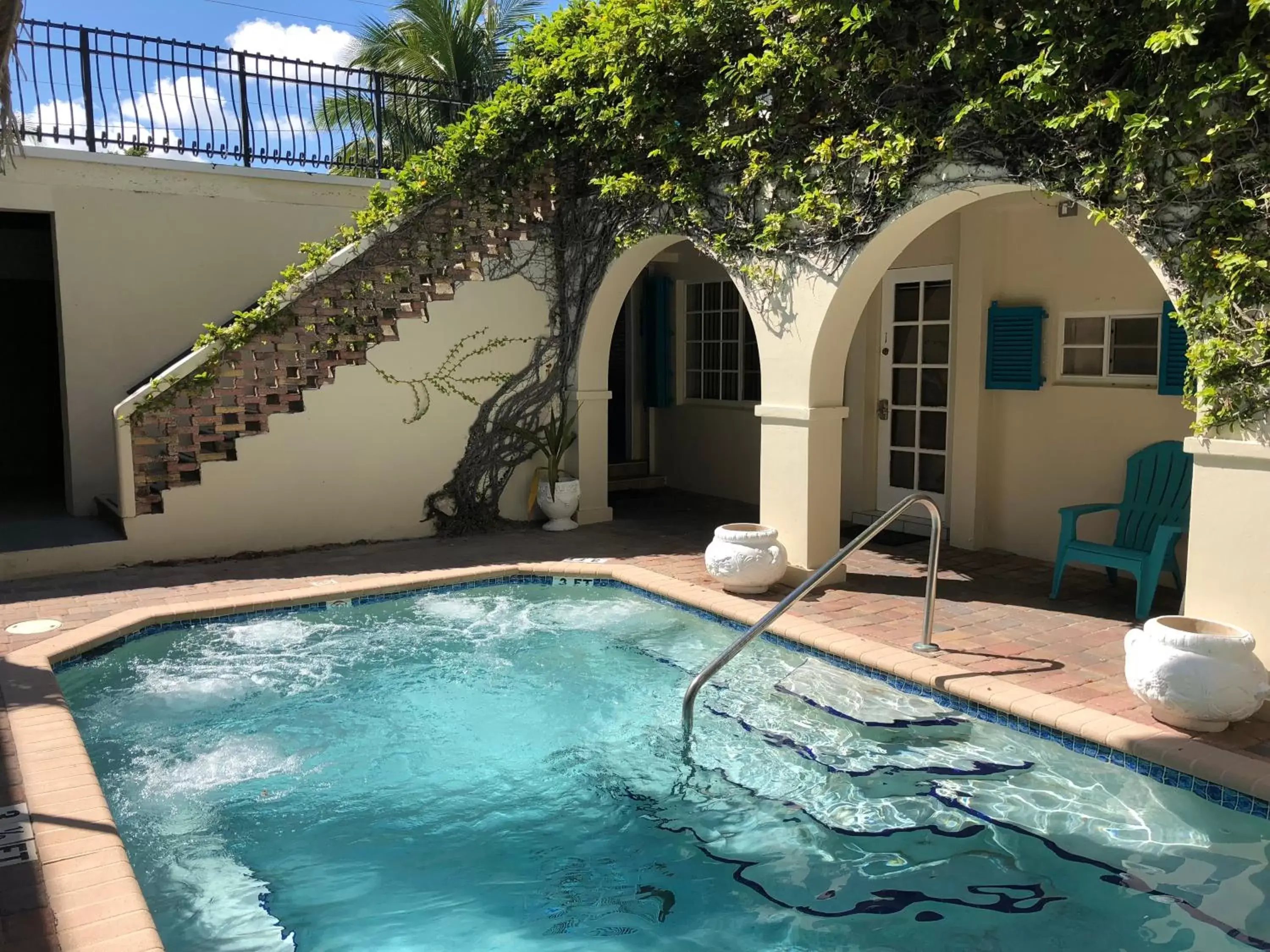 Swimming Pool in Courtyard Villa Hotel