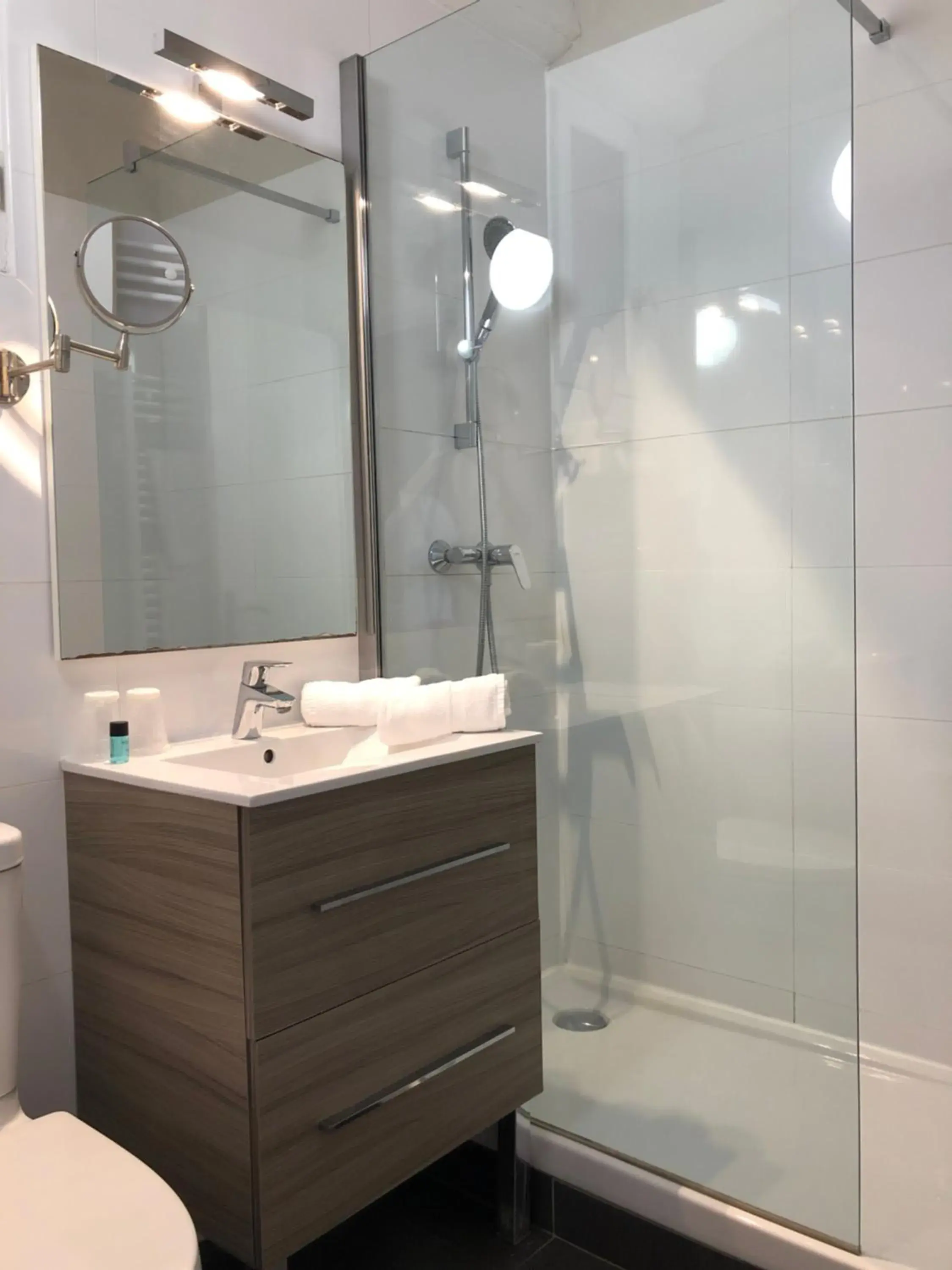 Shower, Bathroom in Les Jardins de Cassis