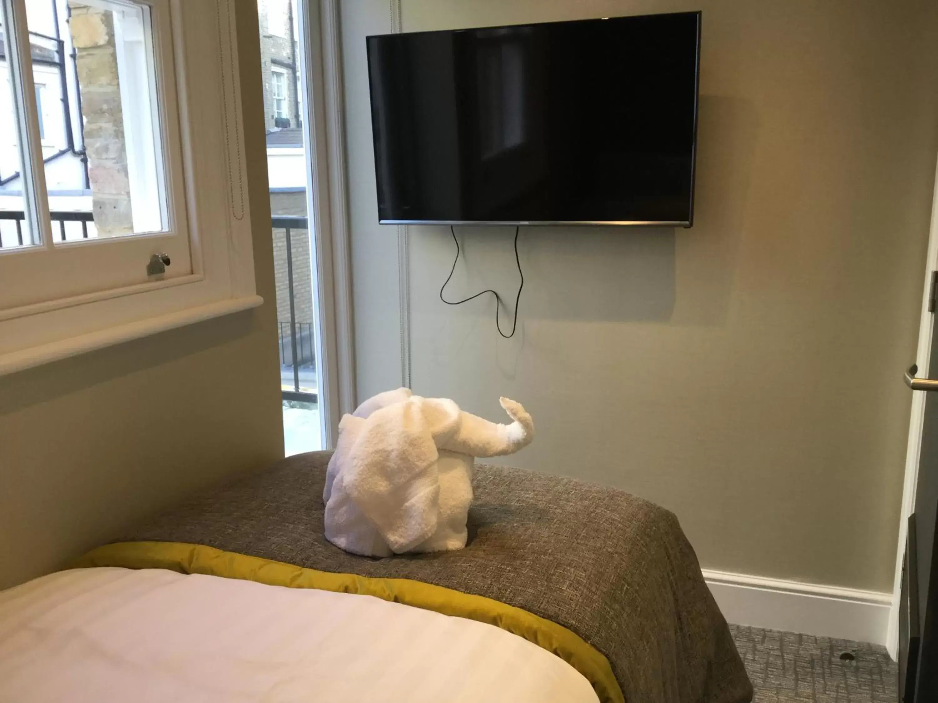 Bed, TV/Entertainment Center in Mornington Hotel London Victoria