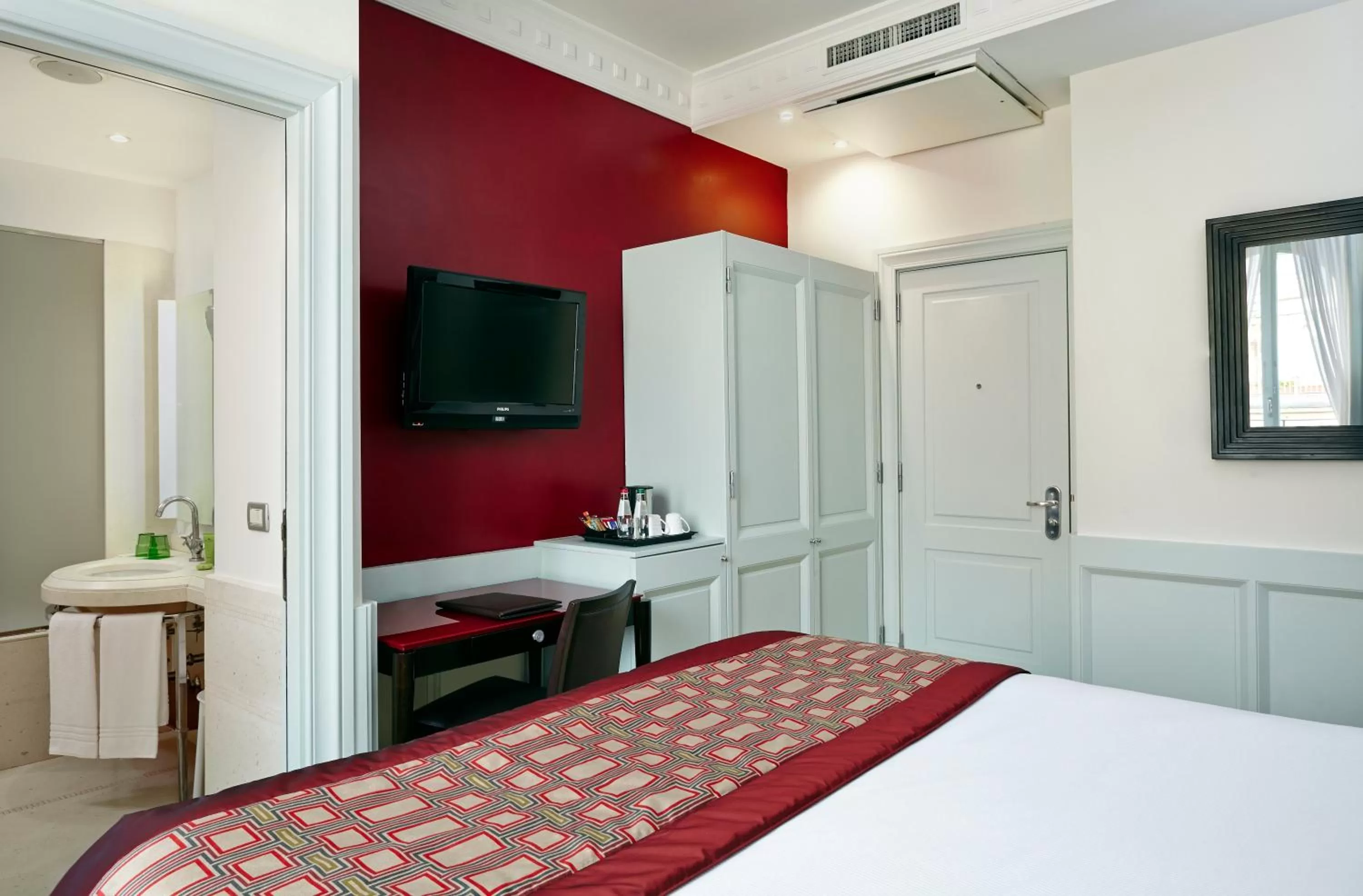 Photo of the whole room, Bed in Hotel Indigo Rome - St. George by IHG