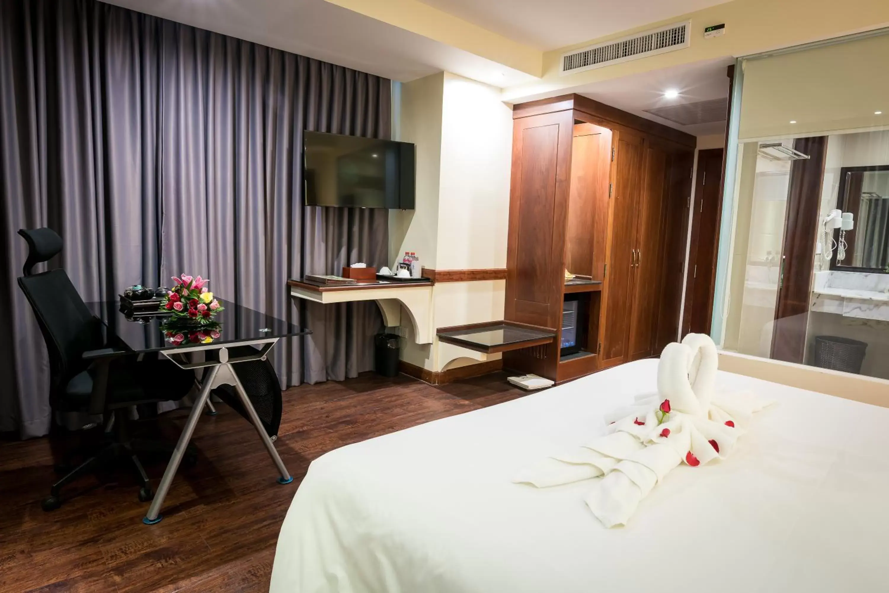 Bed, TV/Entertainment Center in Ohana Phnom Penh Palace Hotel