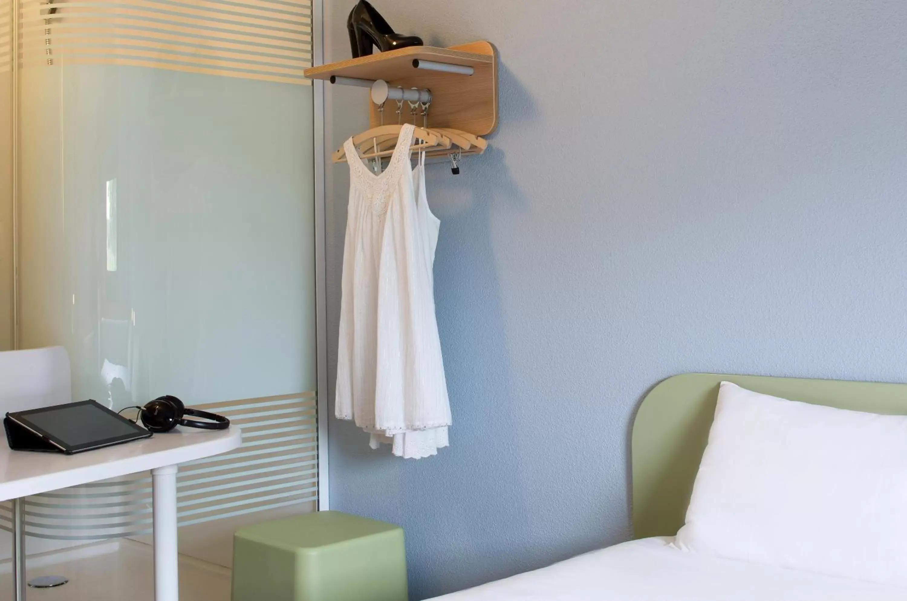 Shower, Seating Area in ibis budget Montceau les Mines
