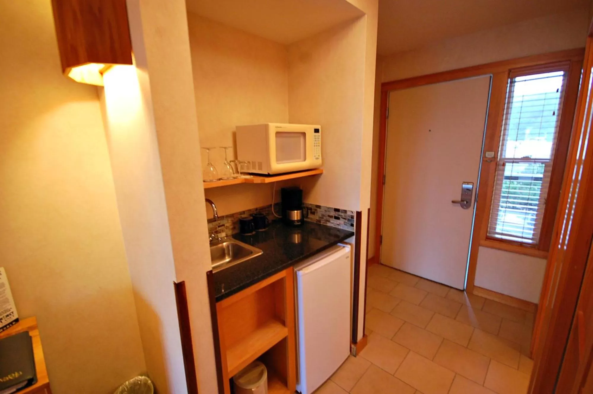 Coffee/tea facilities, Kitchen/Kitchenette in Inn at Cape Kiwanda