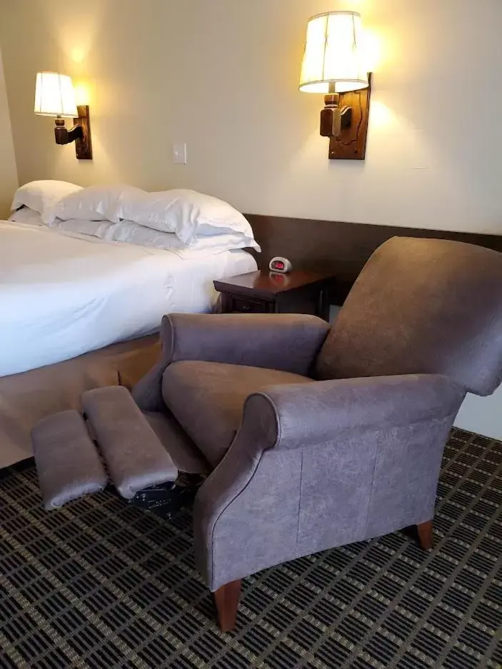 Bed, Seating Area in Bozeman Lewis & Clark Motel