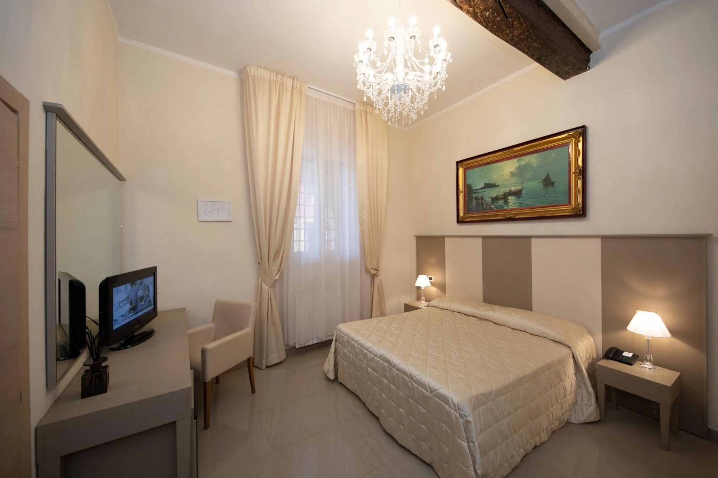 Photo of the whole room, Bed in Albergo Rossini 1936 Small & Charming