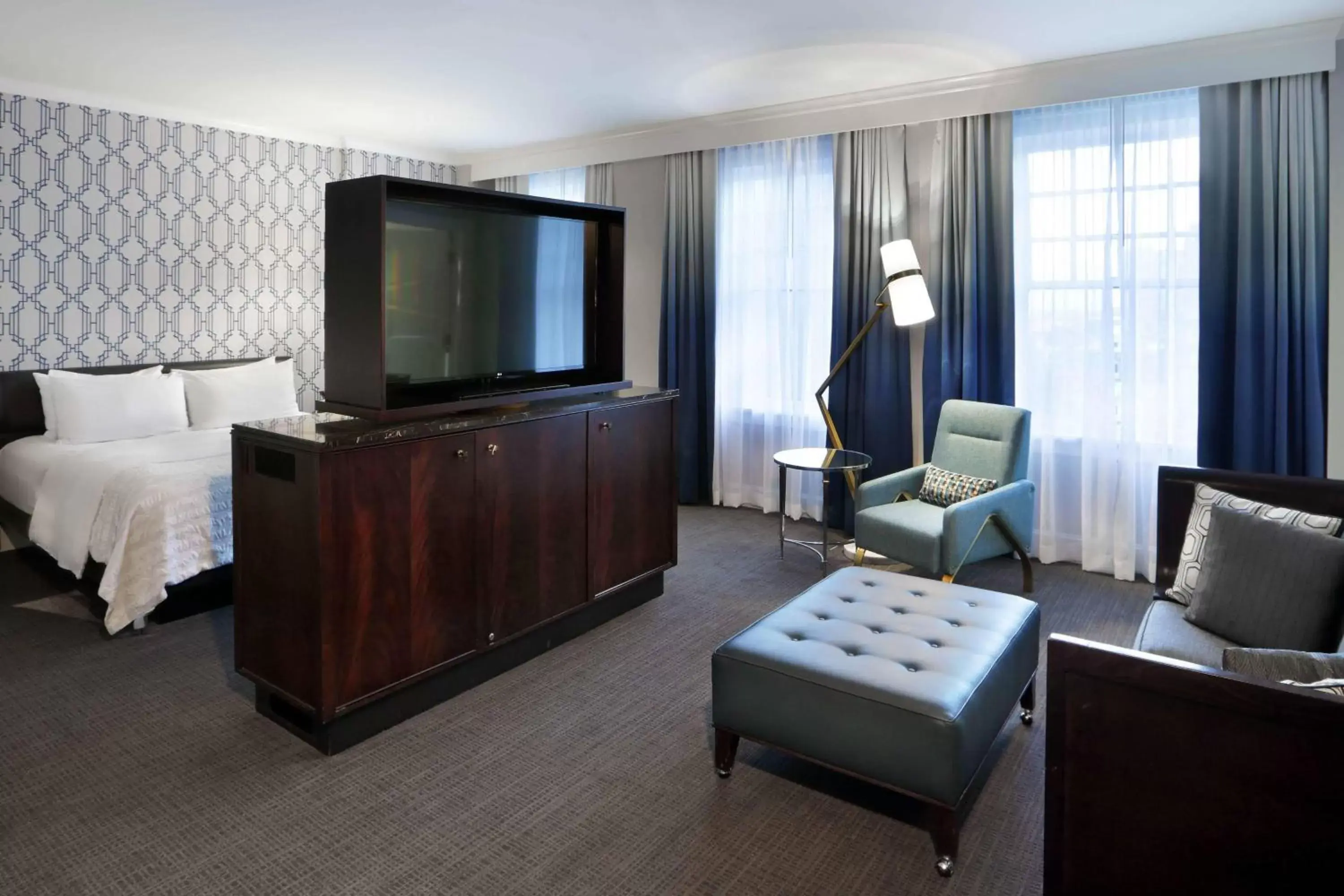 Photo of the whole room, TV/Entertainment Center in Le Meridien Dallas, The Stoneleigh