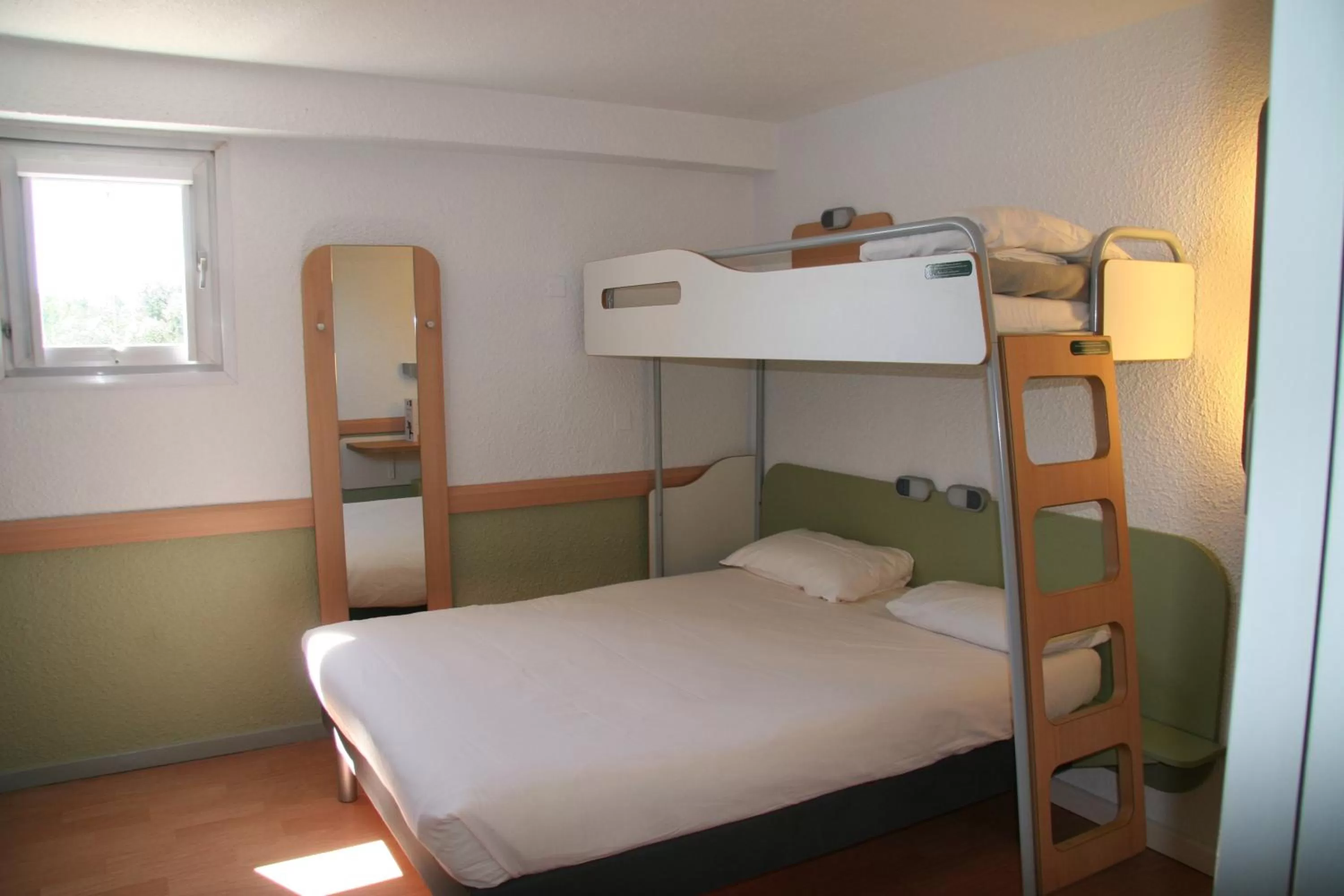 Double Room with Bunk Bed in ibis budget Nimes Marguerittes - A9