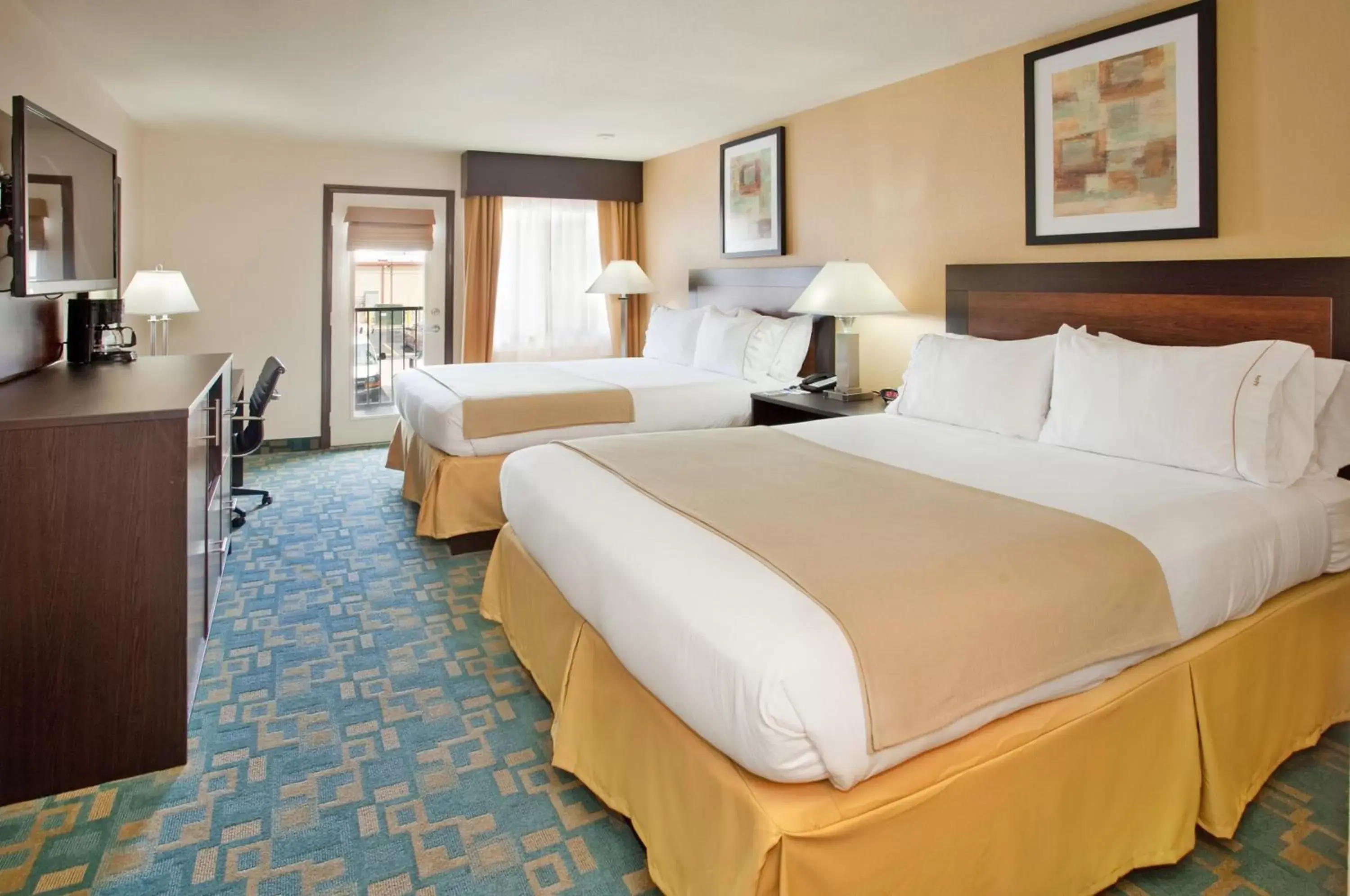 Queen Room with Two Queen Beds in Holiday Inn Express Hotel & Suites Branson 76 Central, an IHG Hotel