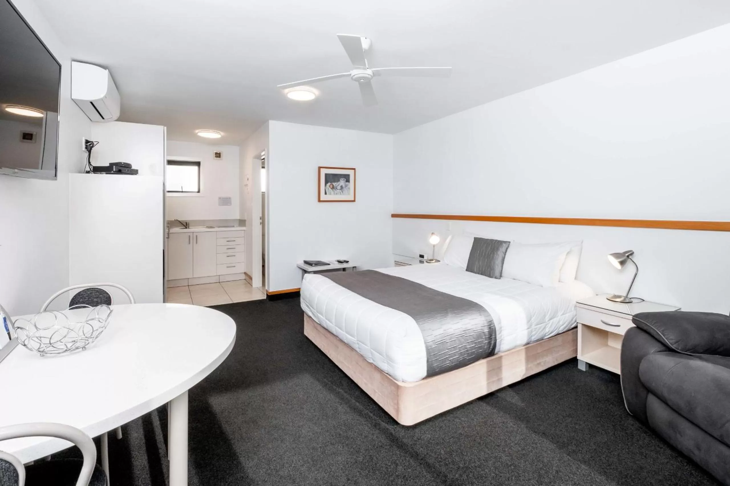 Photo of the whole room, Bed in Palms Motel