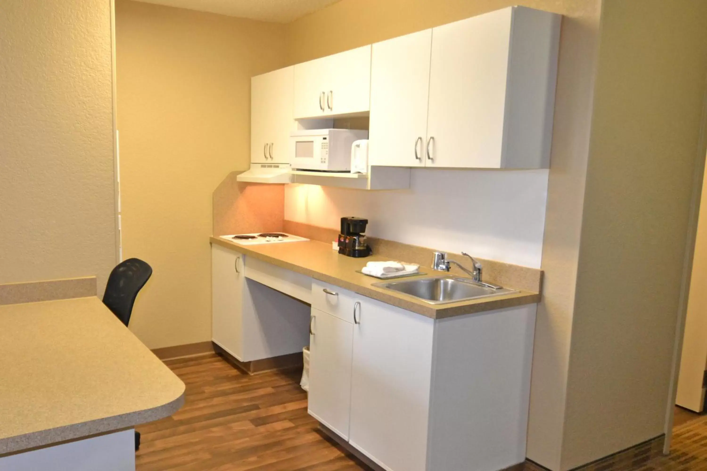 Kitchen or kitchenette, Kitchen/Kitchenette in Extended Stay America Suites - Toledo - Holland