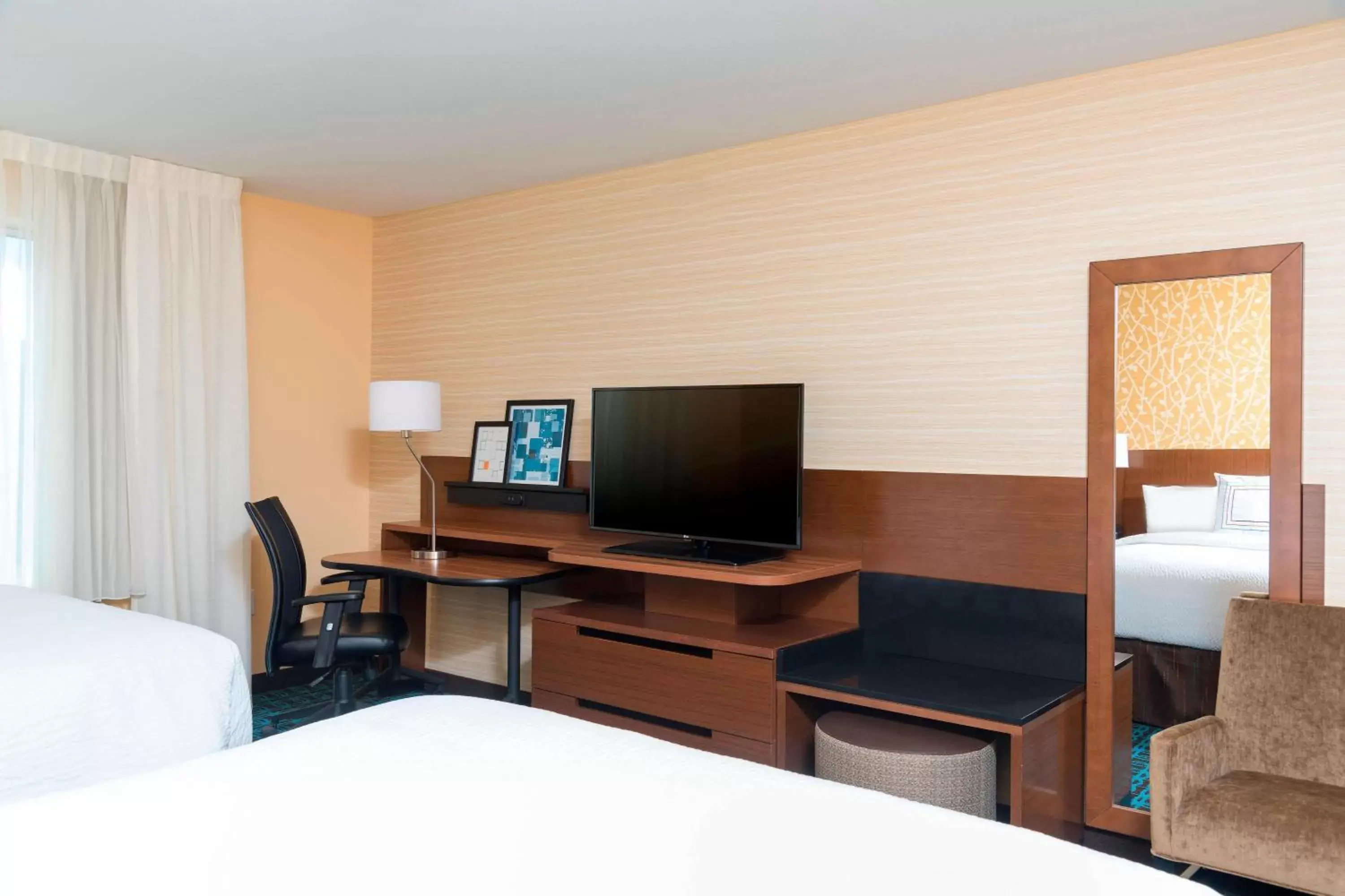 Photo of the whole room, TV/Entertainment Center in Fairfield Inn & Suites by Marriott Indianapolis Fishers