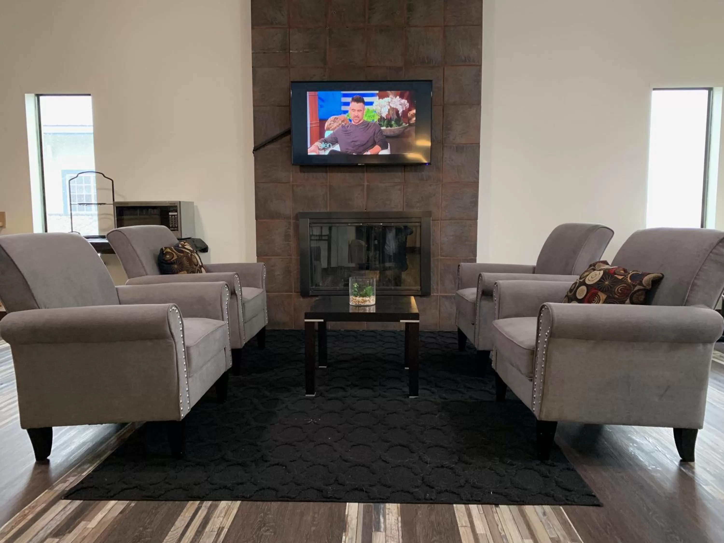 Communal lounge/ TV room in Super 8 by Wyndham Spokane Valley