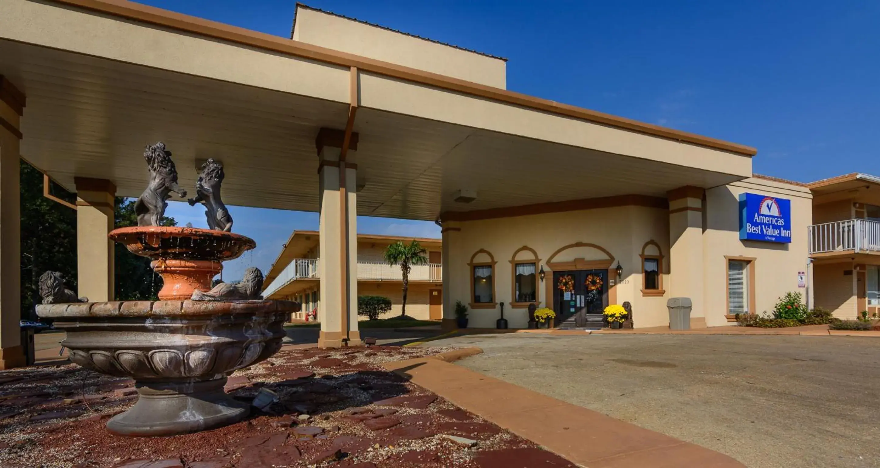 Facade/entrance in Calloway Inn and Suites