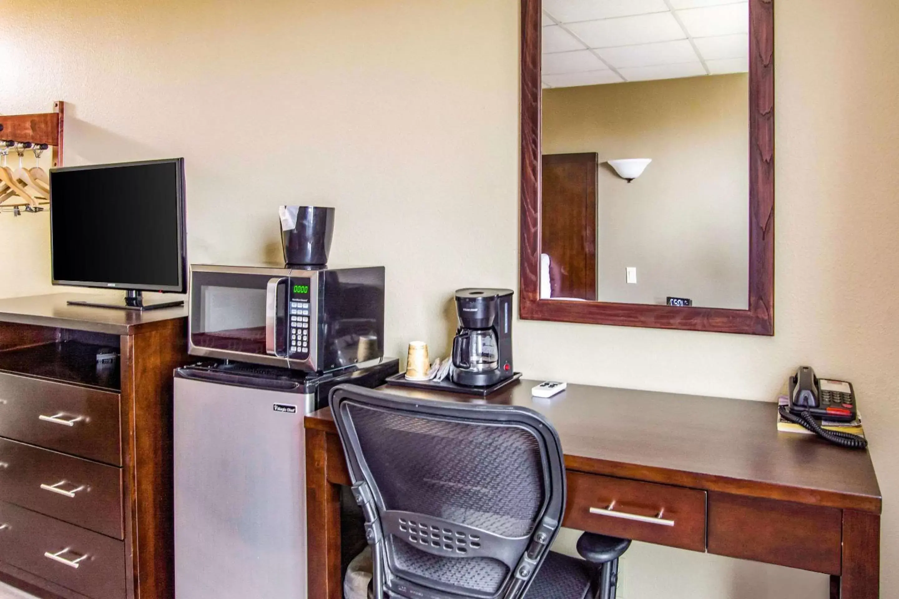 Bedroom, TV/Entertainment Center in Econo Lodge Newport