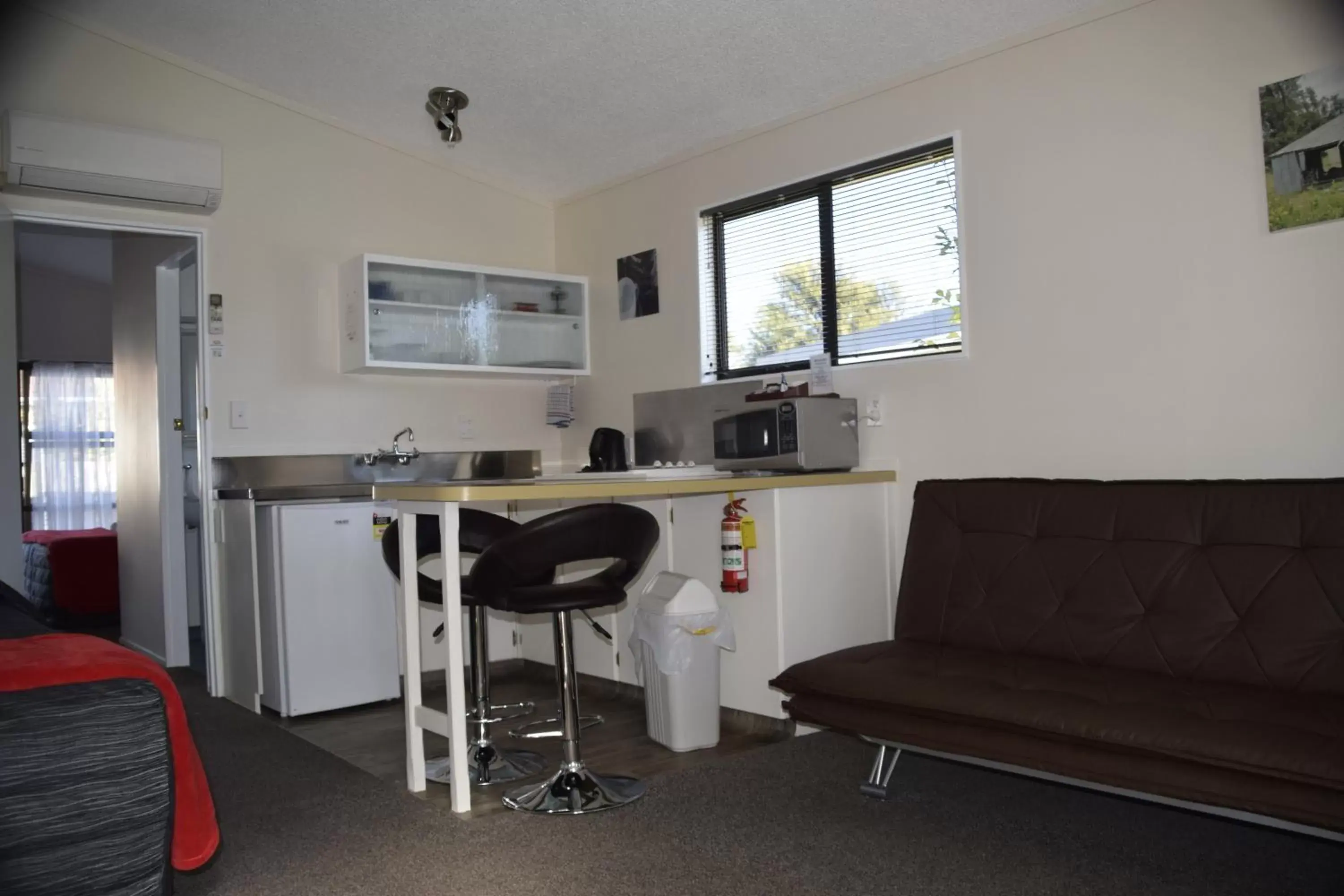 Kitchen or kitchenette, Kitchen/Kitchenette in Judges Pool Motel Turangi