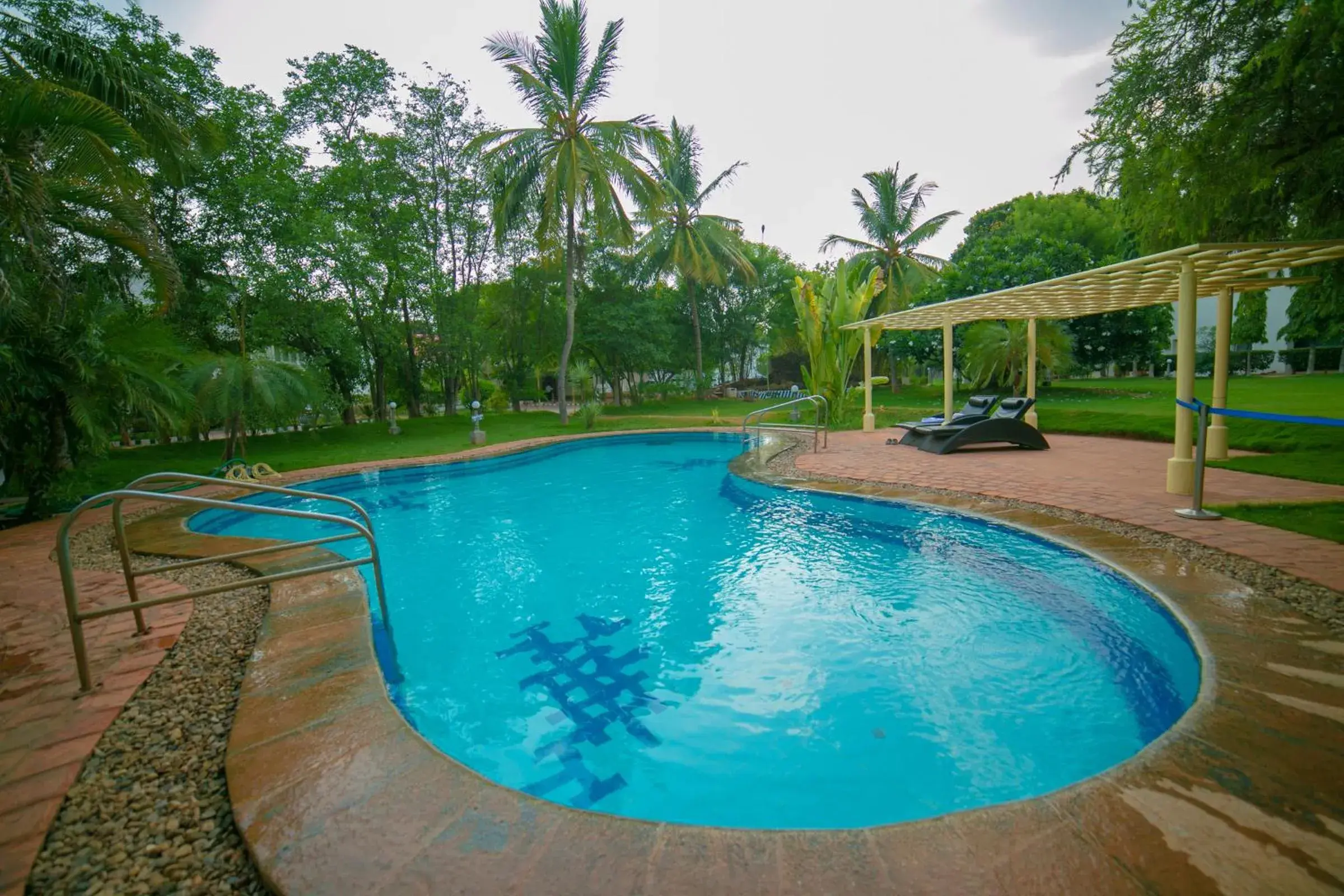 Swimming Pool in Poppys Vista Hotel